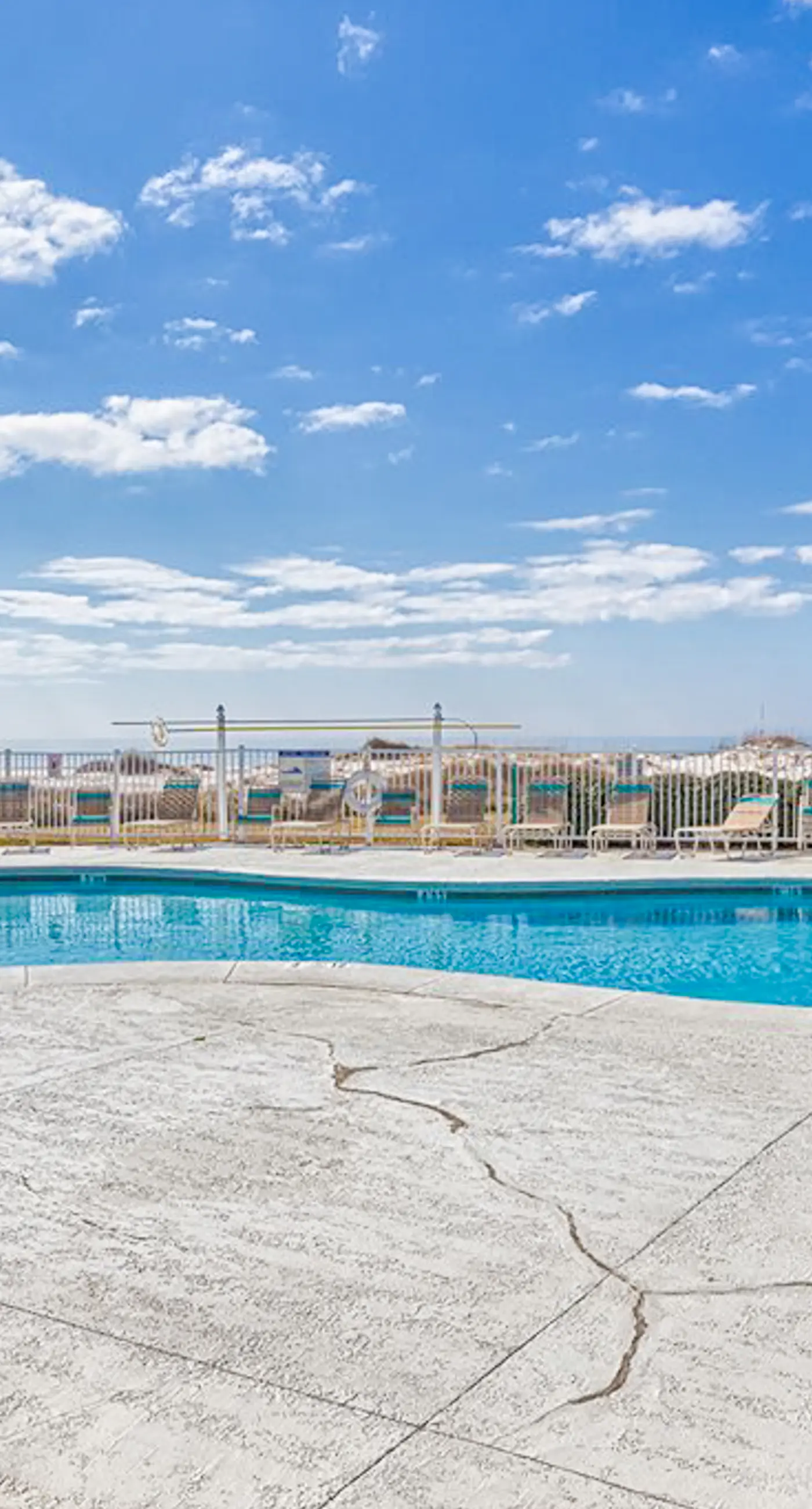 Gulf View Condo w Balcony, WiFi, AC & Shared Pools, Hot Tubs, Tennis, Gym