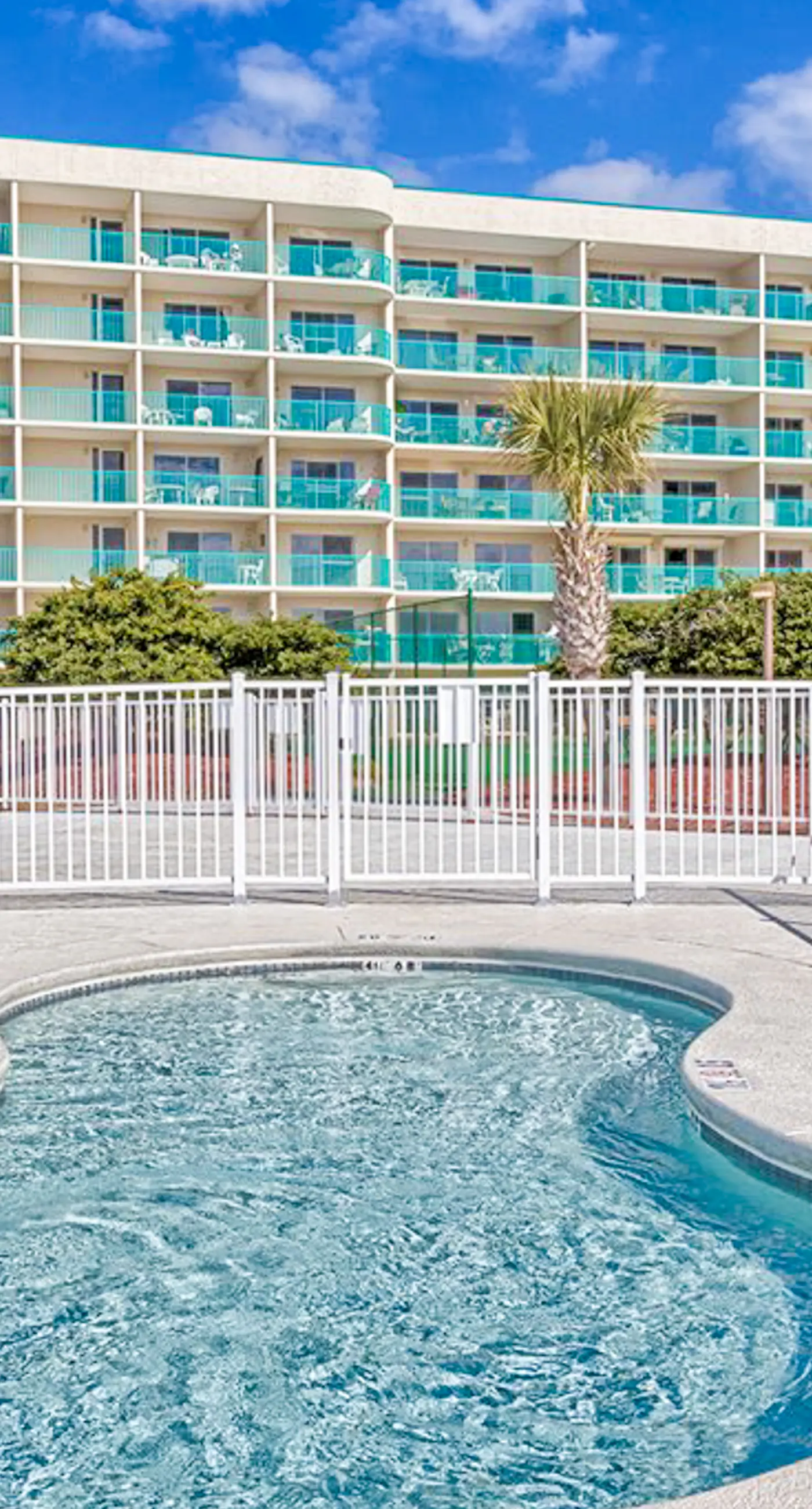 Gulf View Condo w Balcony, WiFi, AC & Shared Pools, Hot Tubs, Tennis, Gym