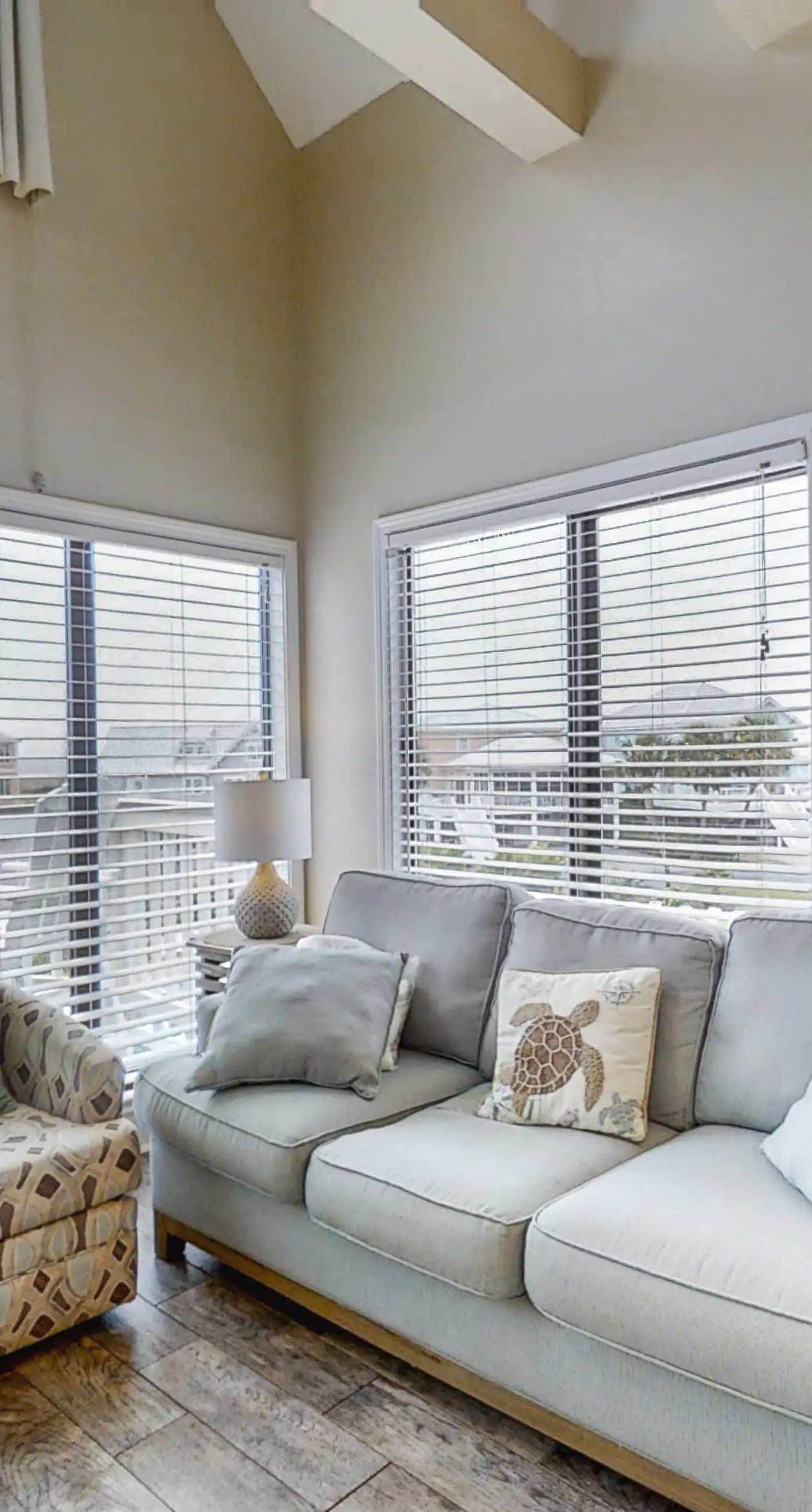 Bright corner condo steps from the beach with pools, hot tubs & tennis
