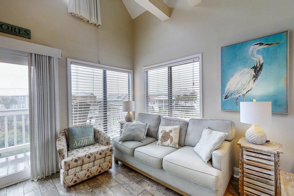 Bright corner condo steps from the beach with pools, hot tubs & tennis