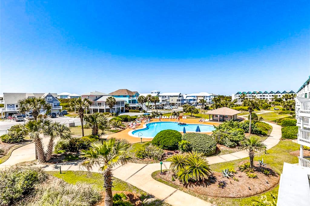 Bright corner condo steps from the beach with pools, hot tubs & tennis