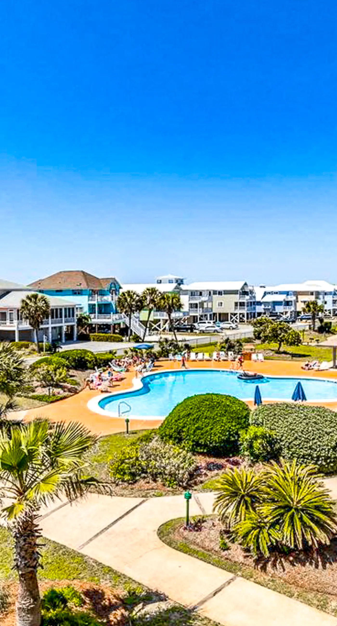 Bright corner condo steps from the beach with pools, hot tubs & tennis
