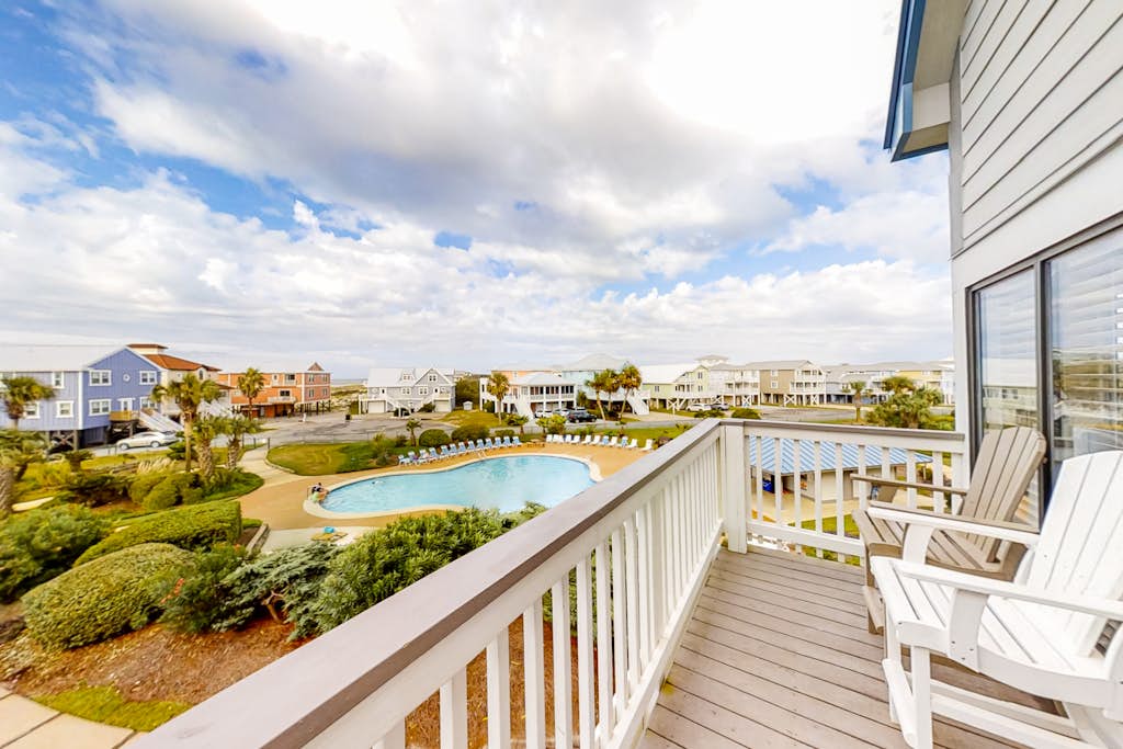 Bright corner condo steps from the beach with pools, hot tubs & tennis