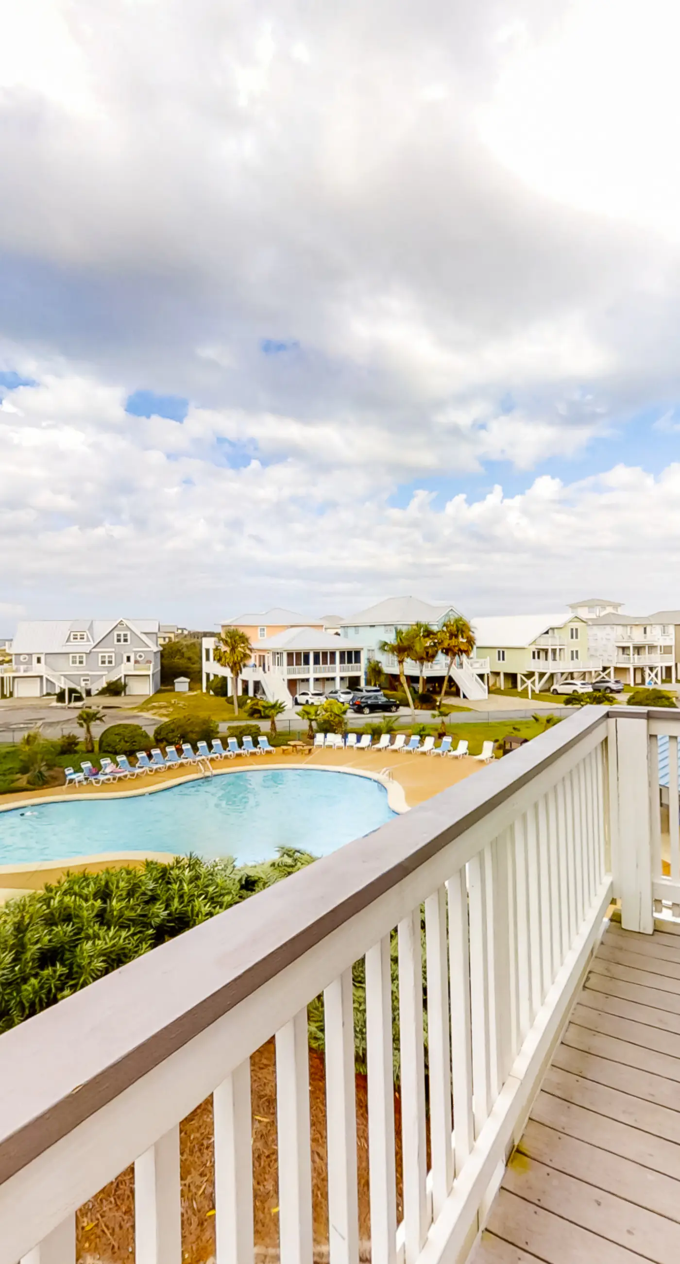 Bright corner condo steps from the beach with pools, hot tubs & tennis
