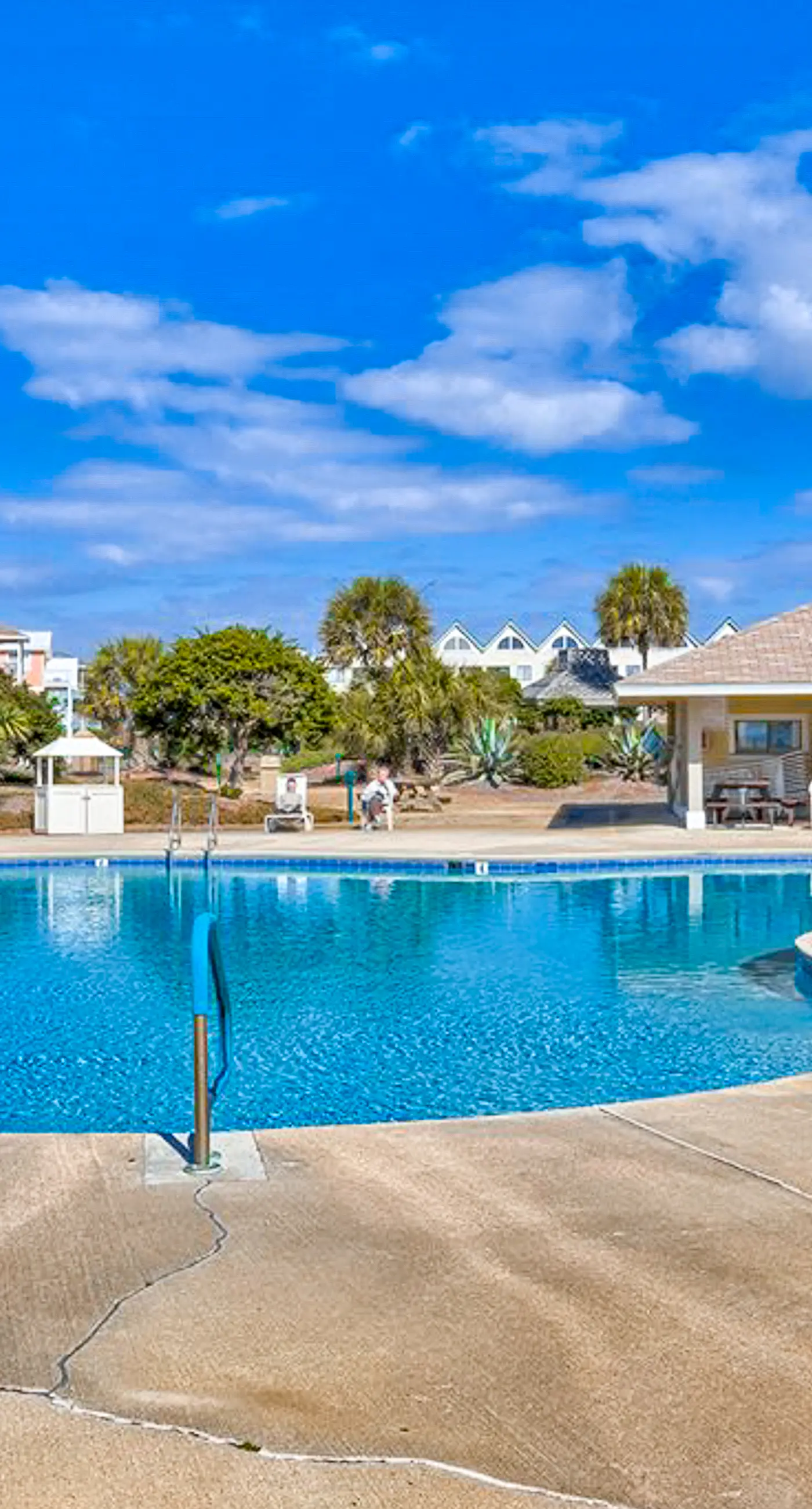 Bright corner condo steps from the beach with pools, hot tubs & tennis