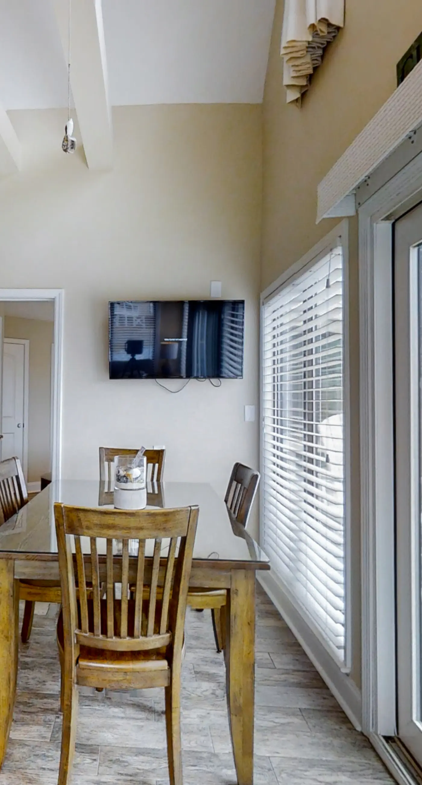 Bright corner condo steps from the beach with pools, hot tubs & tennis