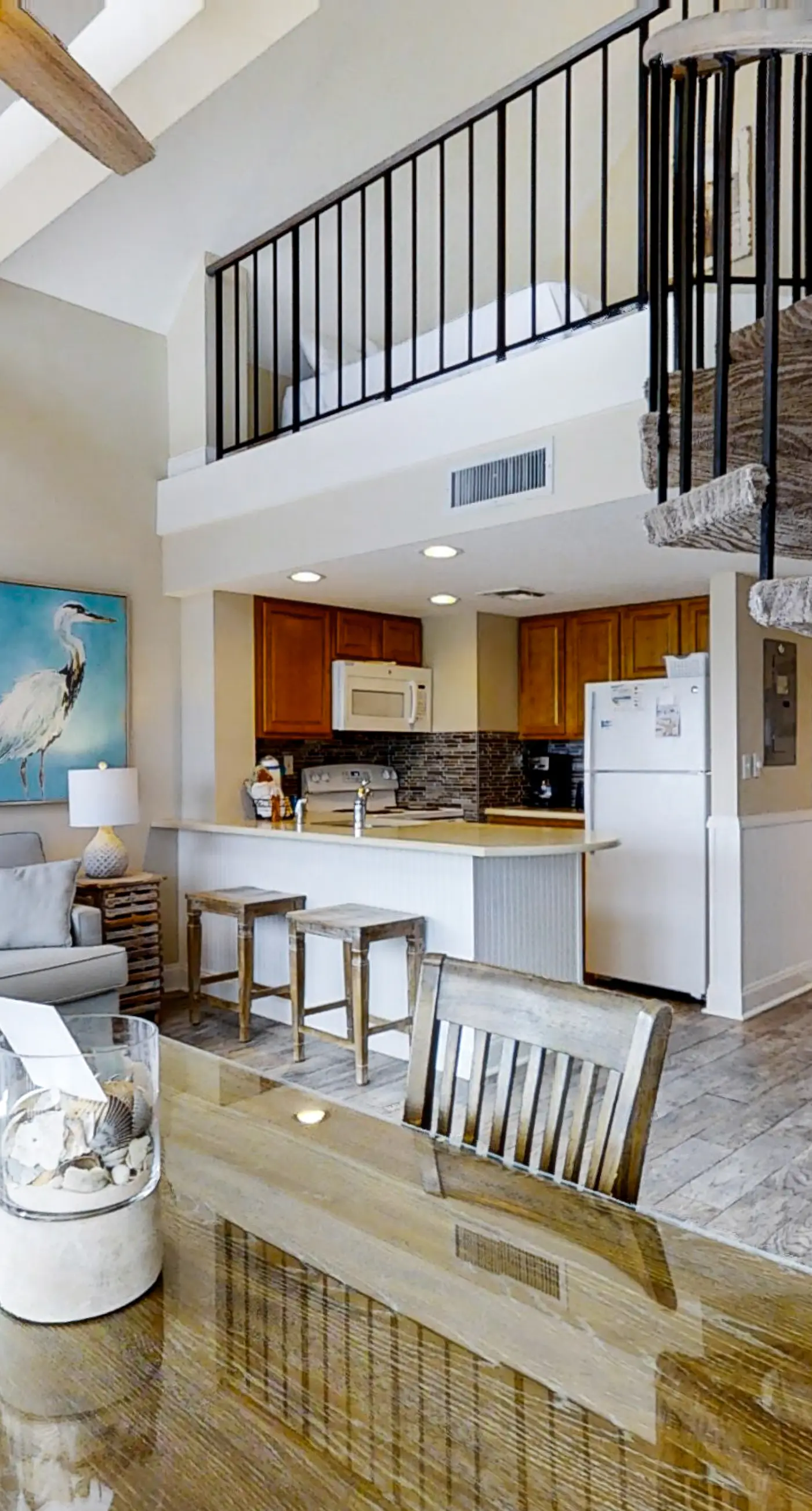 Bright corner condo steps from the beach with pools, hot tubs & tennis