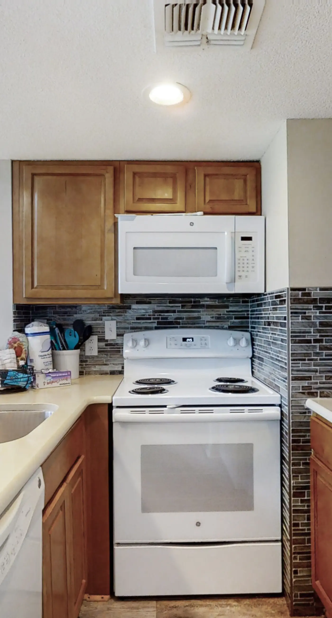 Bright corner condo steps from the beach with pools, hot tubs & tennis