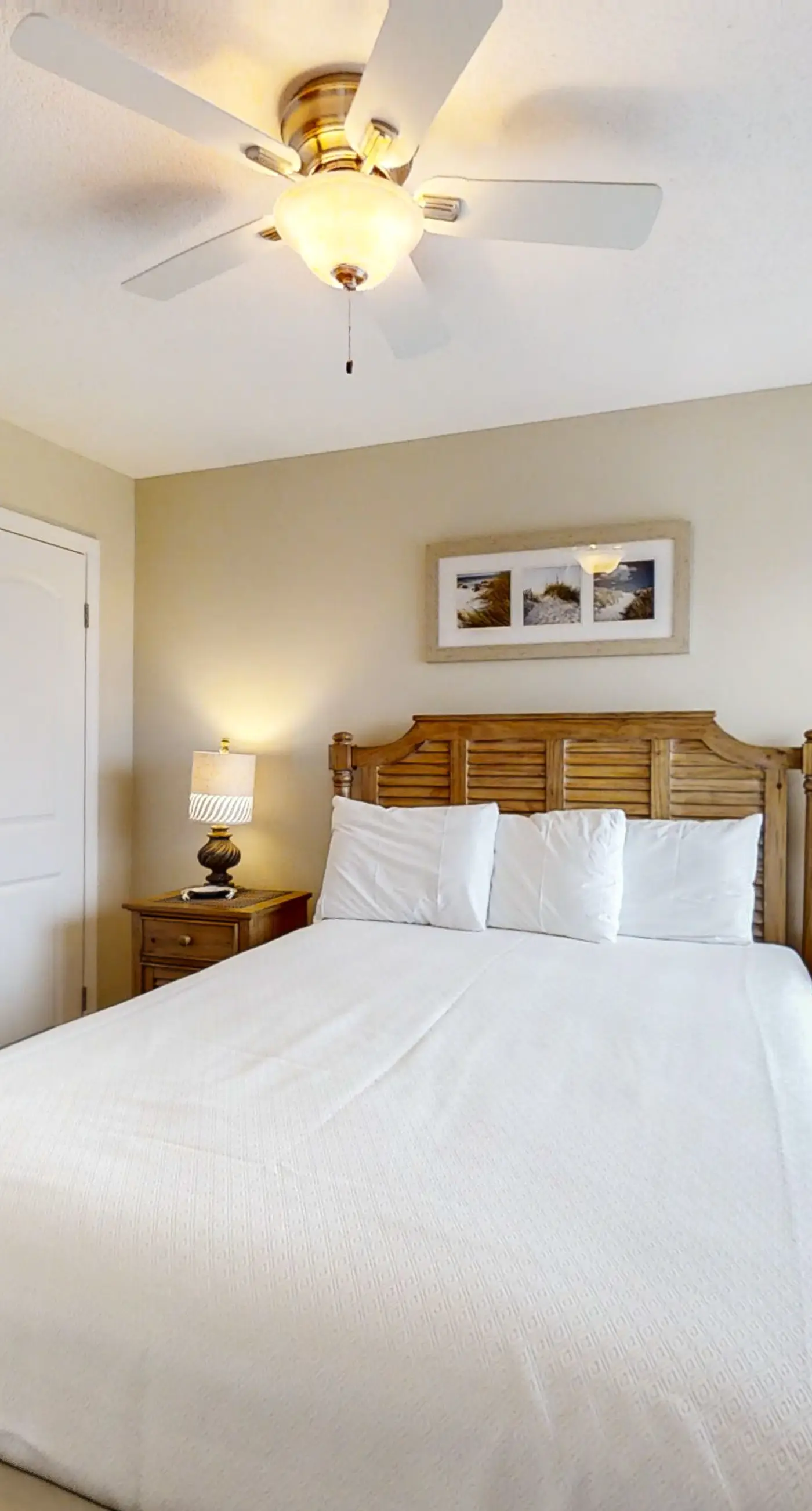 Bright corner condo steps from the beach with pools, hot tubs & tennis