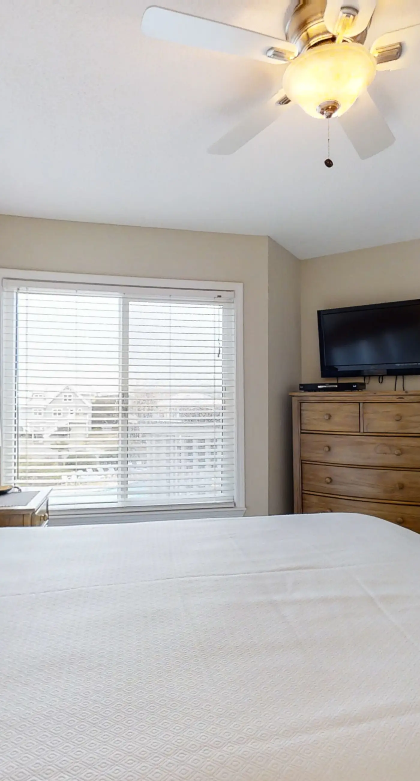 Bright corner condo steps from the beach with pools, hot tubs & tennis