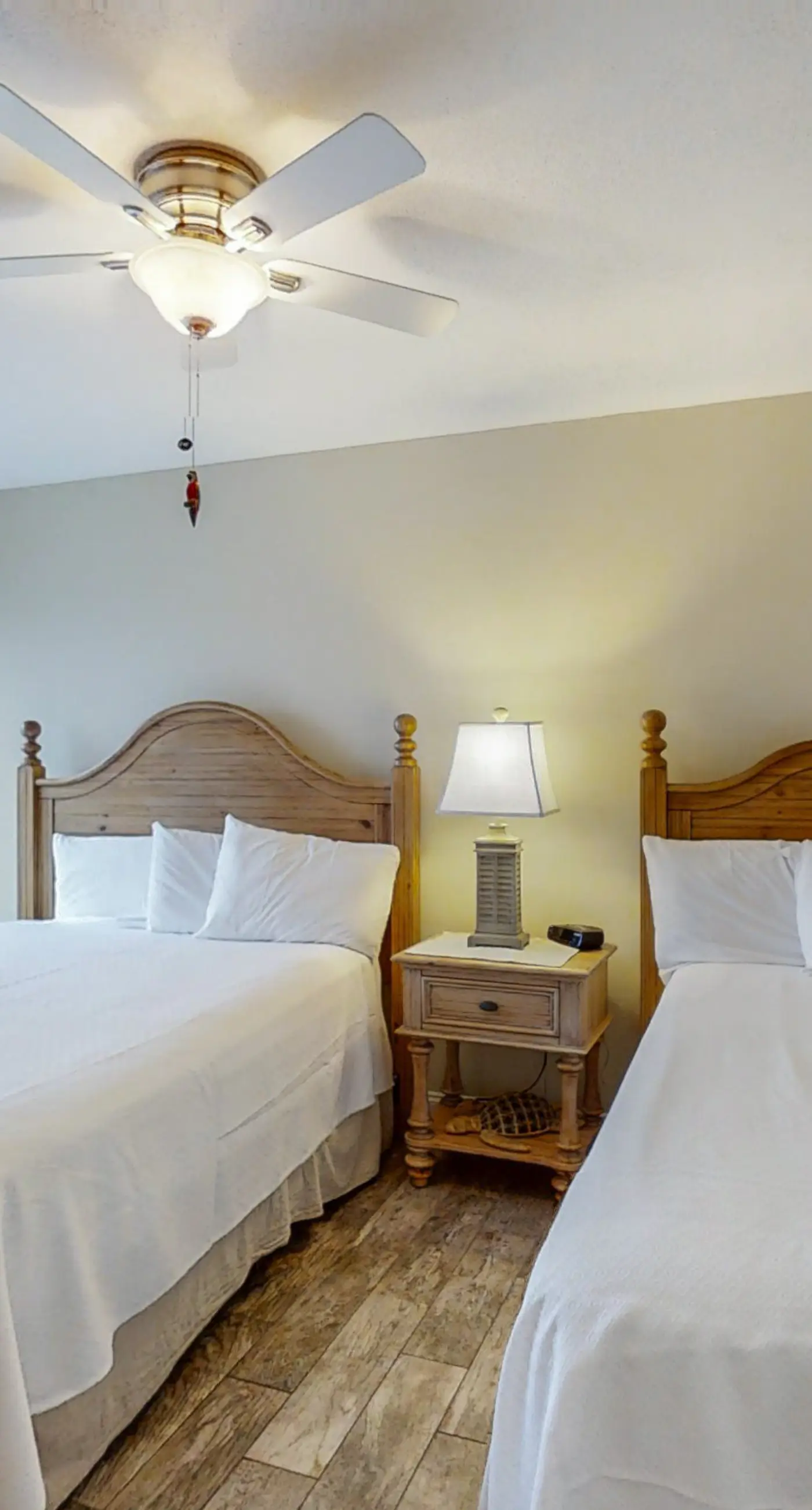 Bright corner condo steps from the beach with pools, hot tubs & tennis
