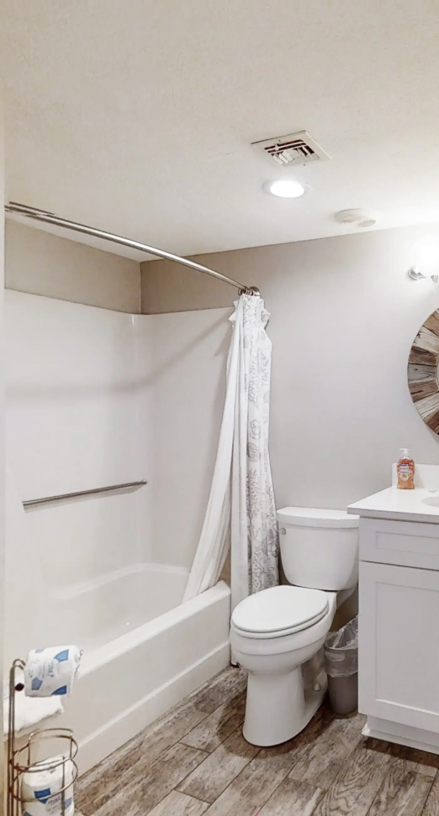 Bright corner condo steps from the beach with pools, hot tubs & tennis