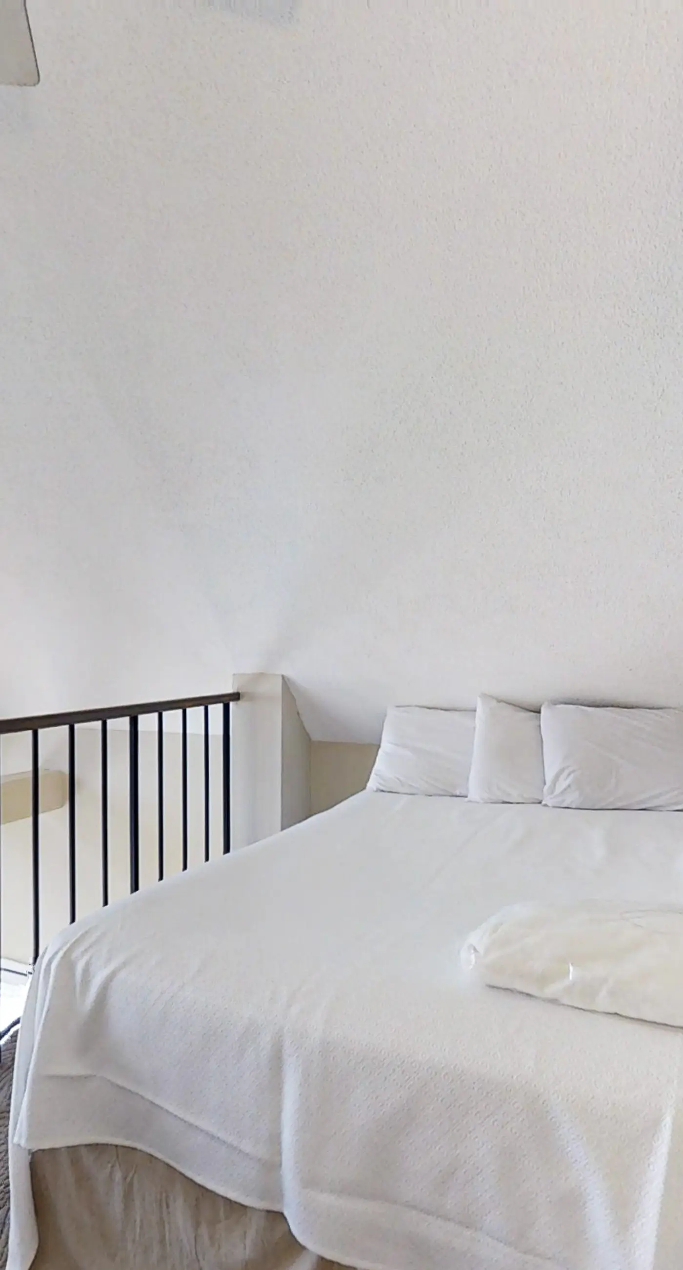 Bright corner condo steps from the beach with pools, hot tubs & tennis