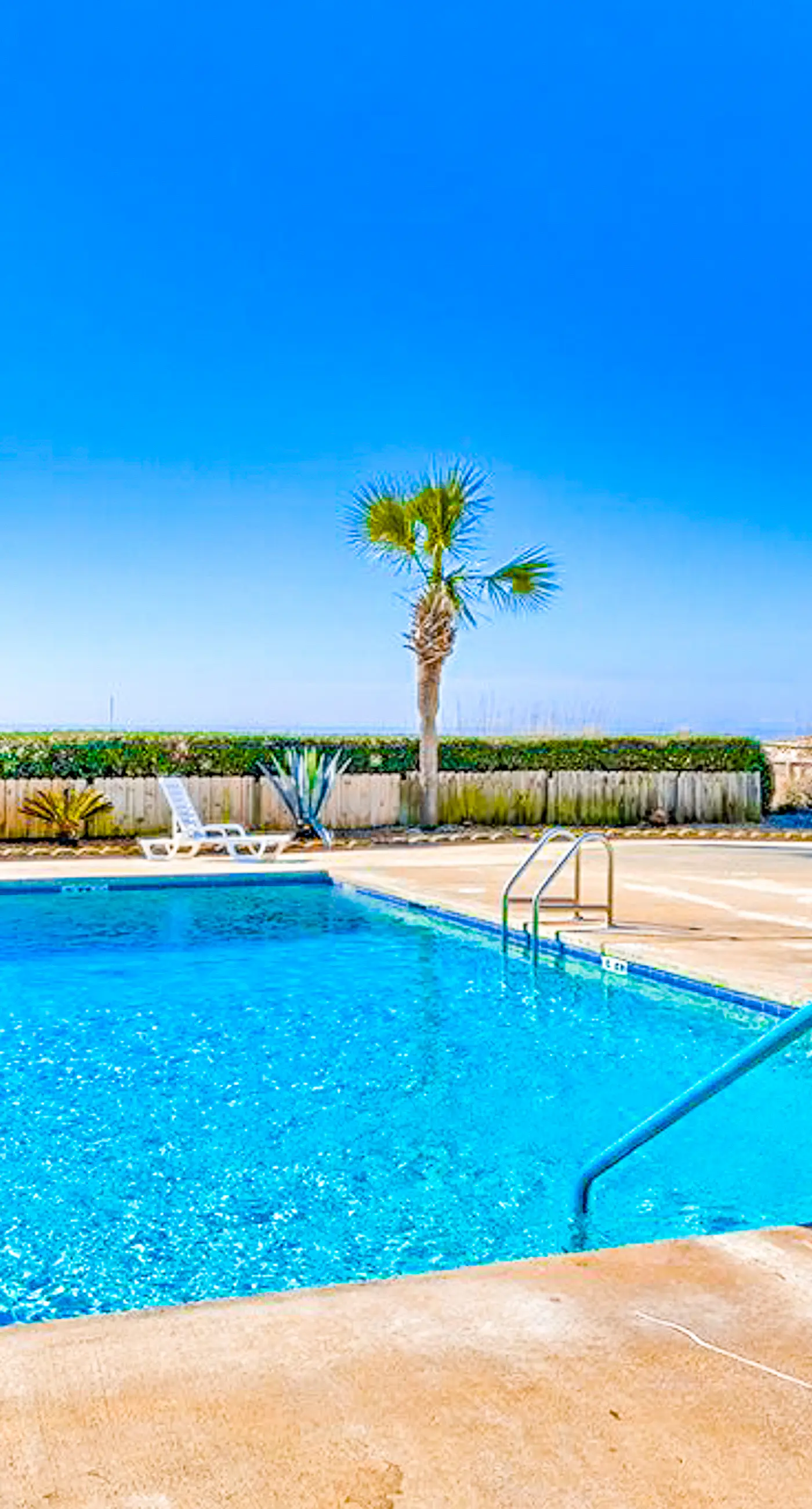Bright corner condo steps from the beach with pools, hot tubs & tennis