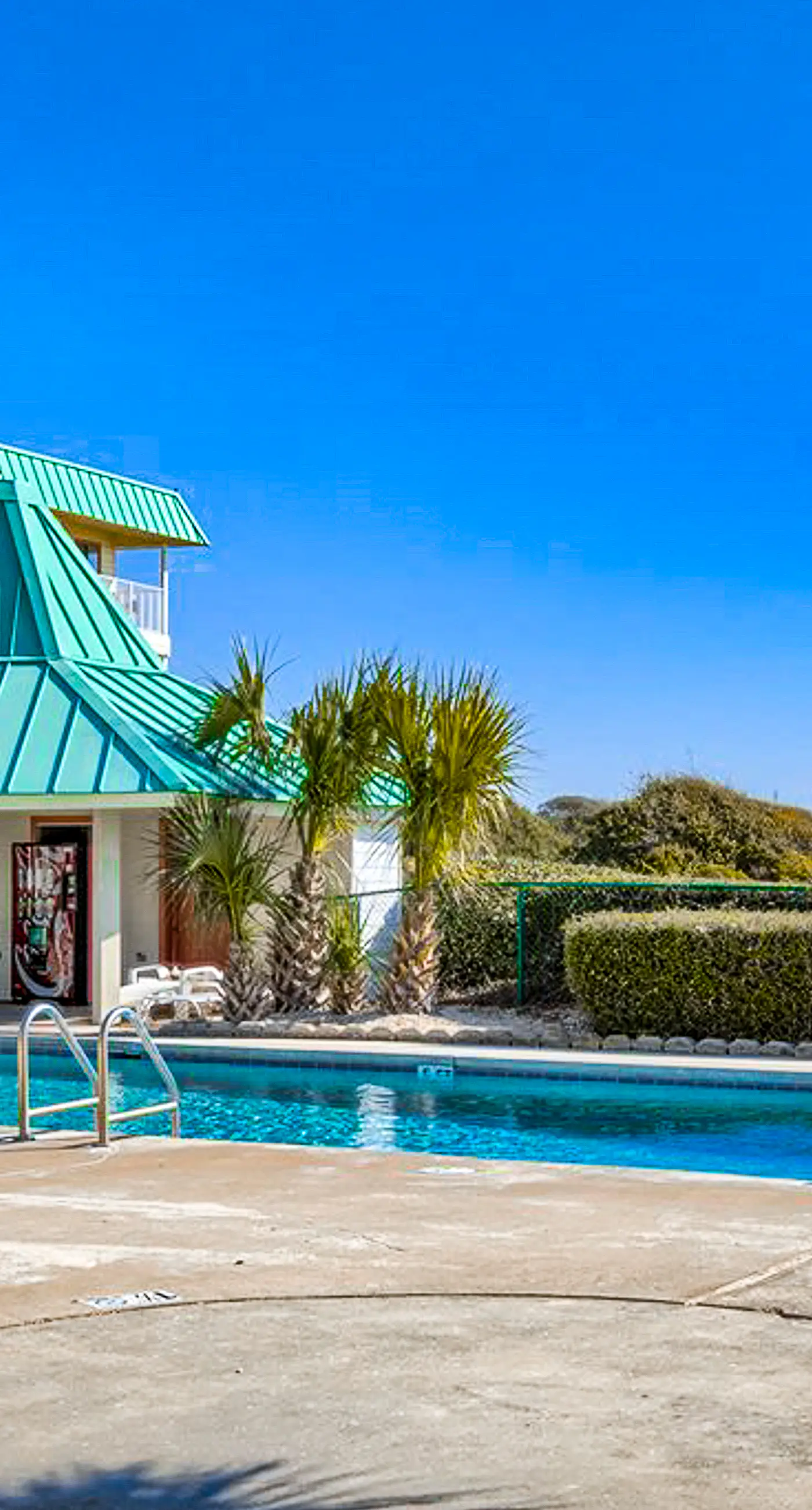 Bright corner condo steps from the beach with pools, hot tubs & tennis