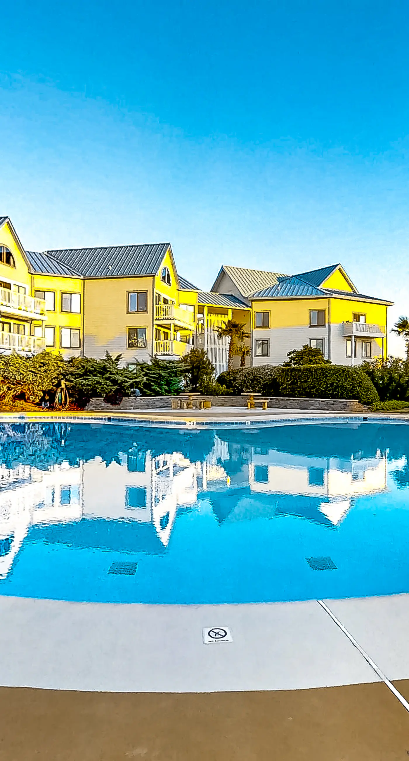 Bright corner condo steps from the beach with pools, hot tubs & tennis