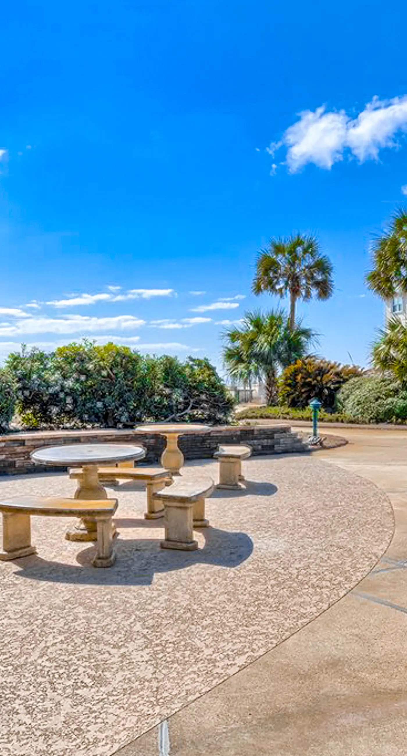 Bright corner condo steps from the beach with pools, hot tubs & tennis