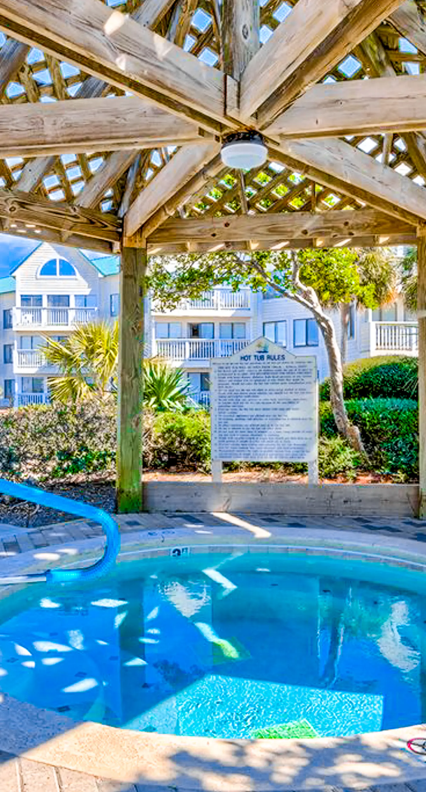 Bright corner condo steps from the beach with pools, hot tubs & tennis