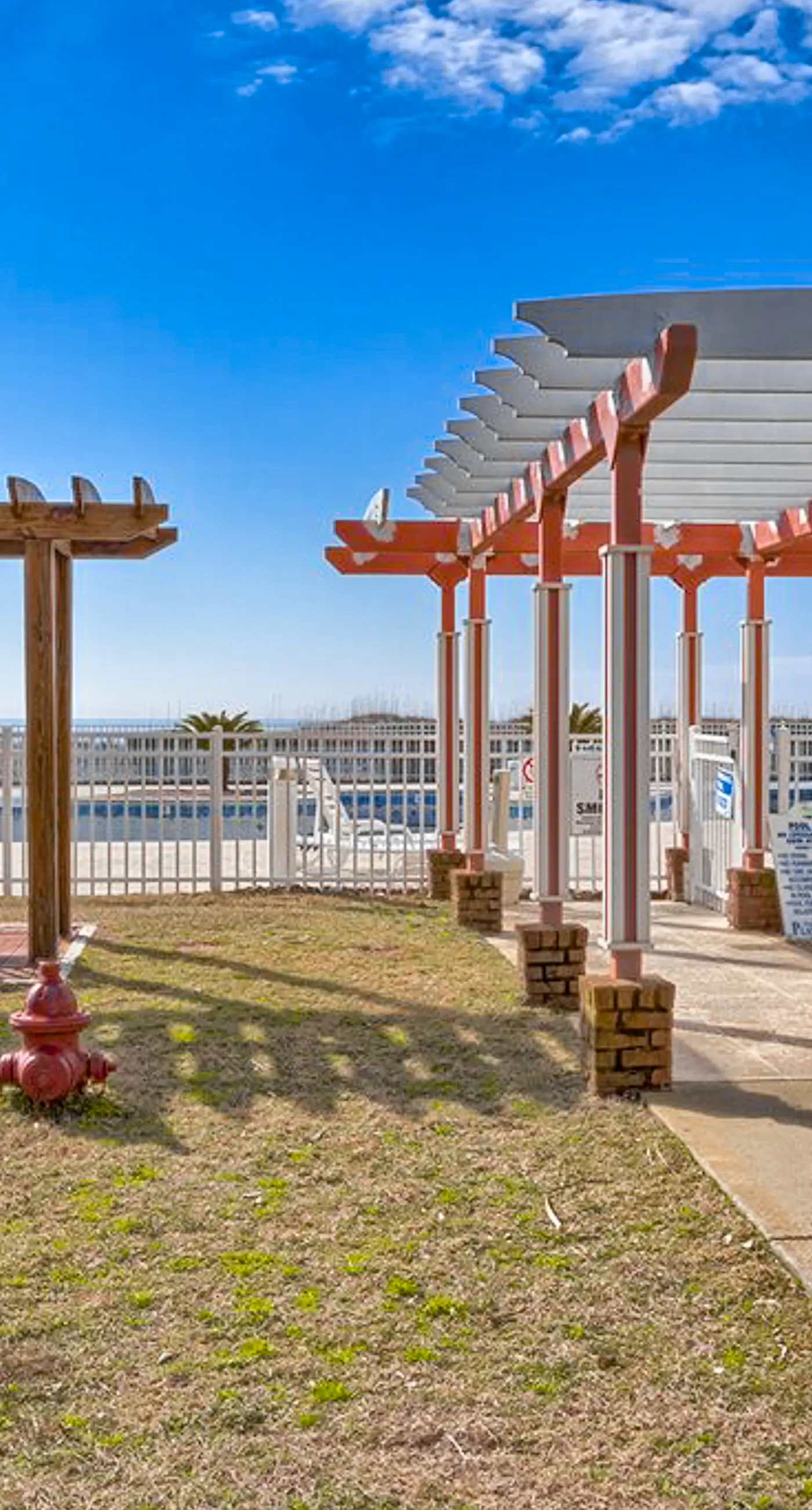 Bright corner condo steps from the beach with pools, hot tubs & tennis