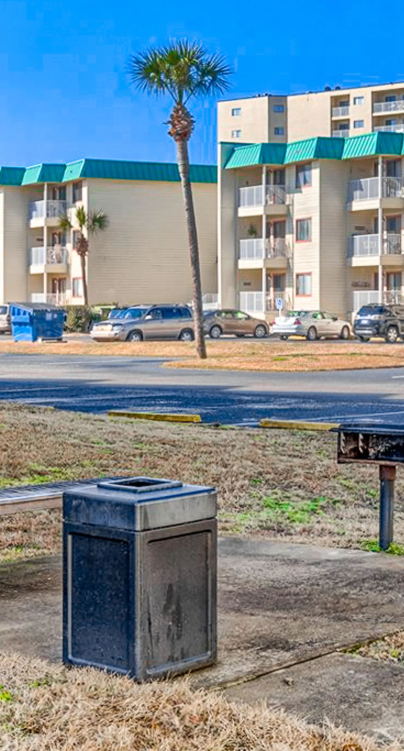 Bright corner condo steps from the beach with pools, hot tubs & tennis