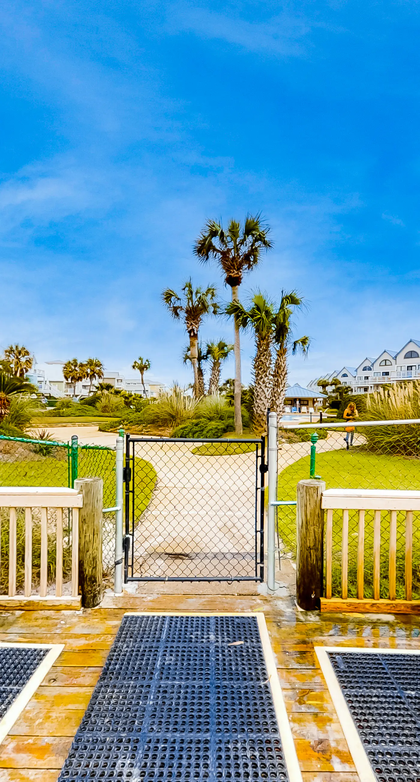Bright corner condo steps from the beach with pools, hot tubs & tennis