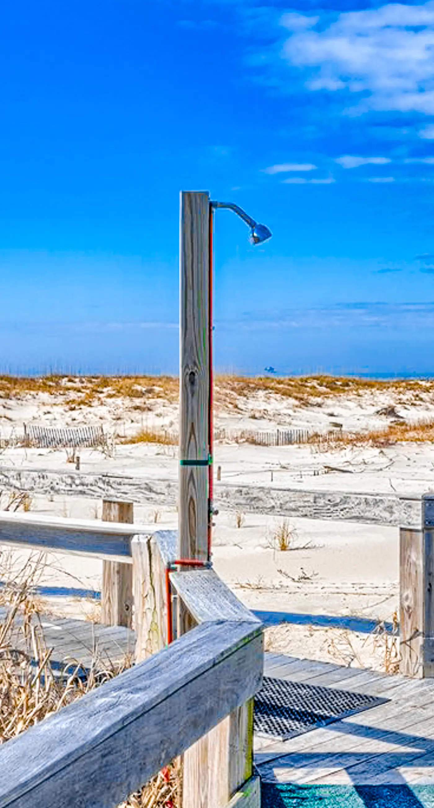 Bright corner condo steps from the beach with pools, hot tubs & tennis