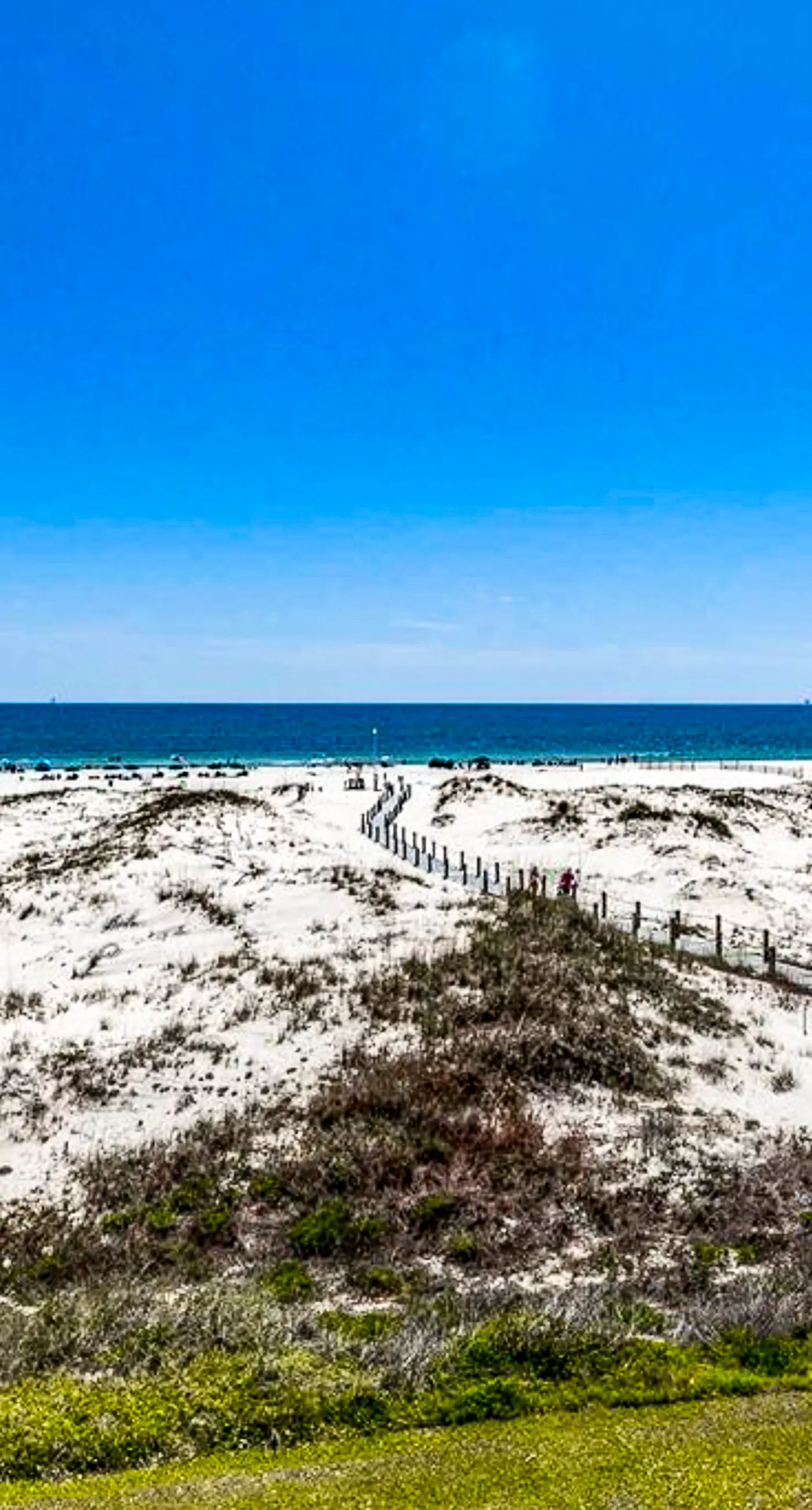 Bright corner condo steps from the beach with pools, hot tubs & tennis