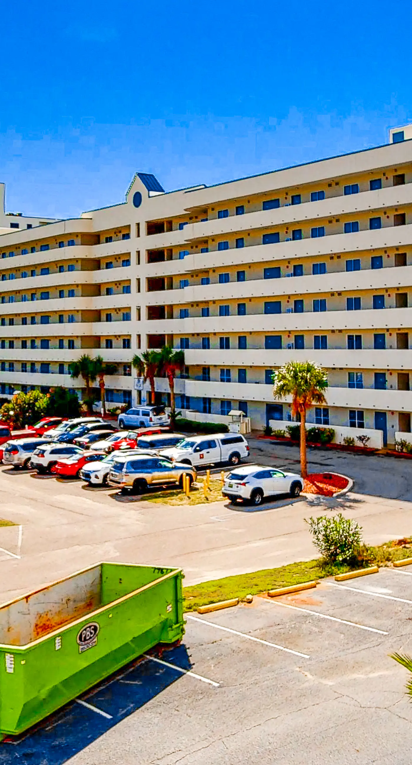 Bright corner condo steps from the beach with pools, hot tubs & tennis