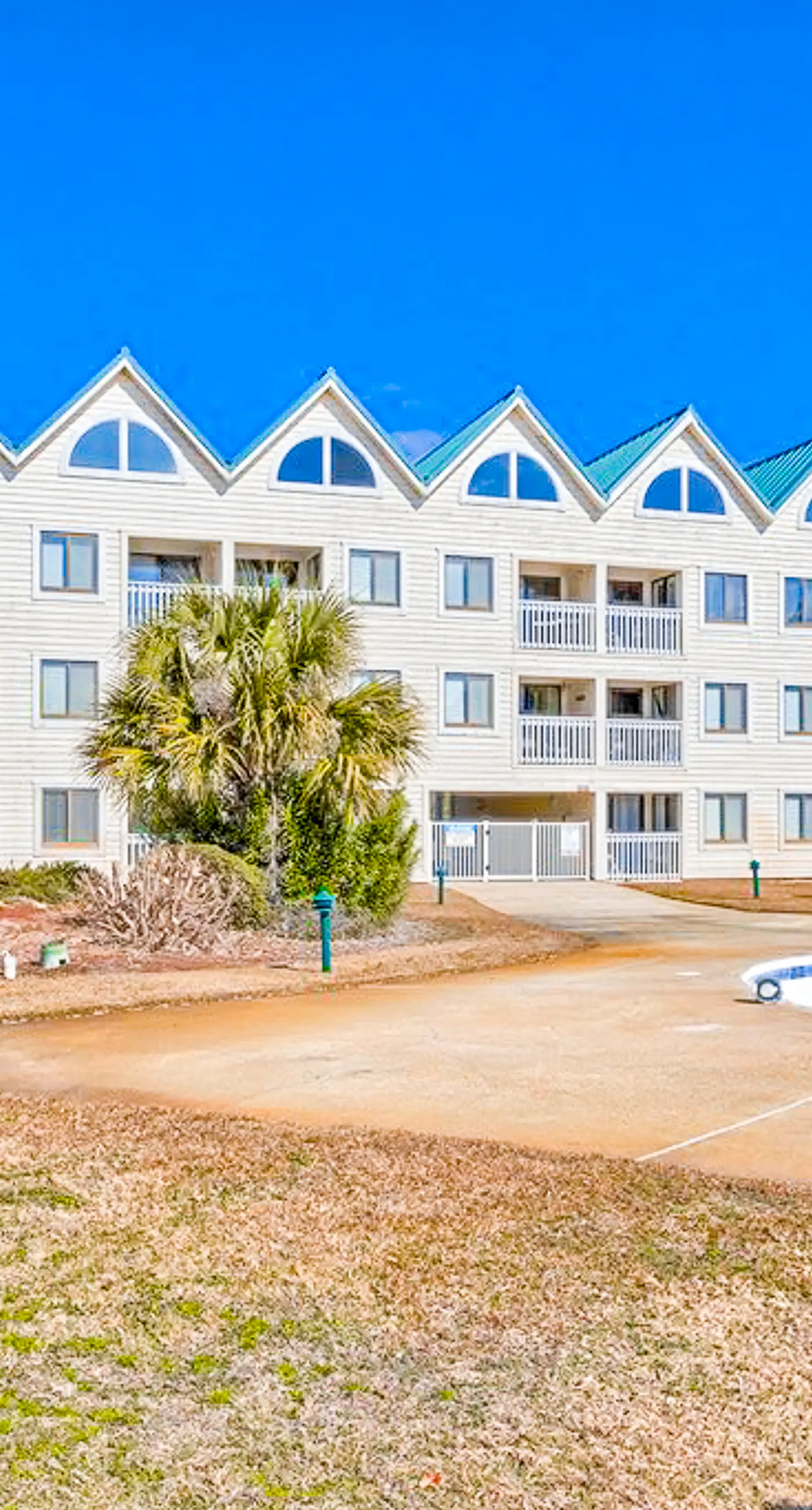 Bright corner condo steps from the beach with pools, hot tubs & tennis