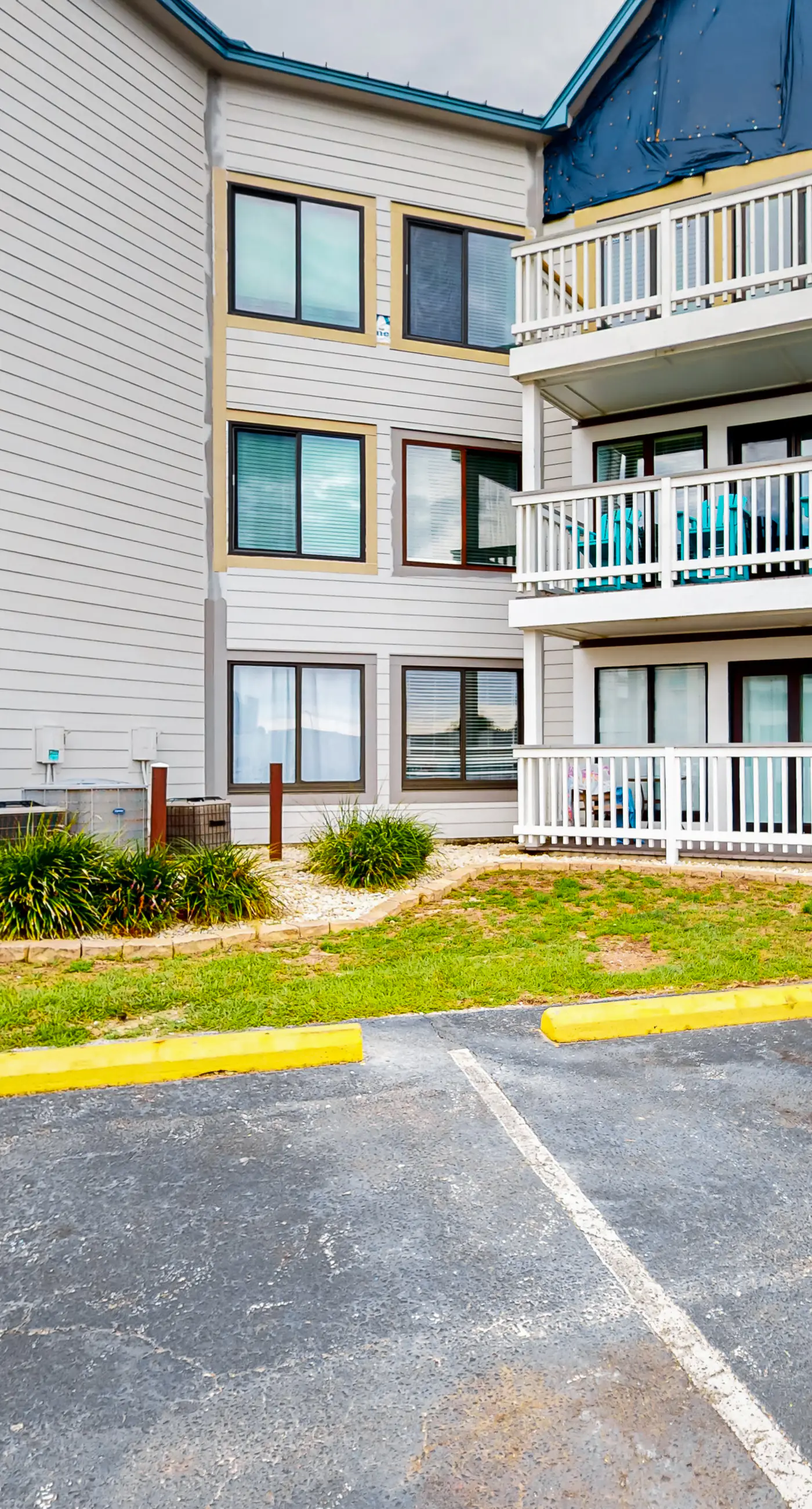 Bright corner condo steps from the beach with pools, hot tubs & tennis