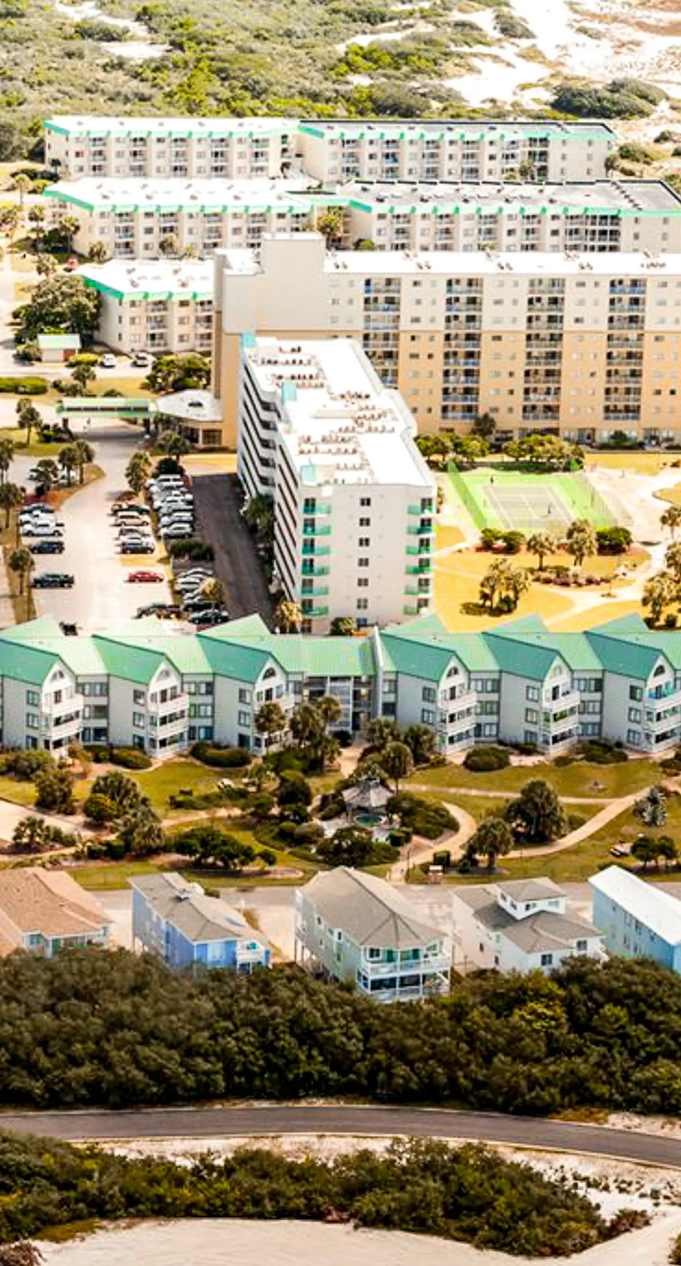 Bright corner condo steps from the beach with pools, hot tubs & tennis