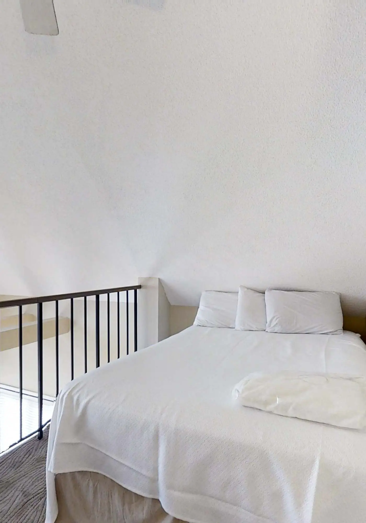 Bright corner condo steps from the beach with pools, hot tubs & tennis