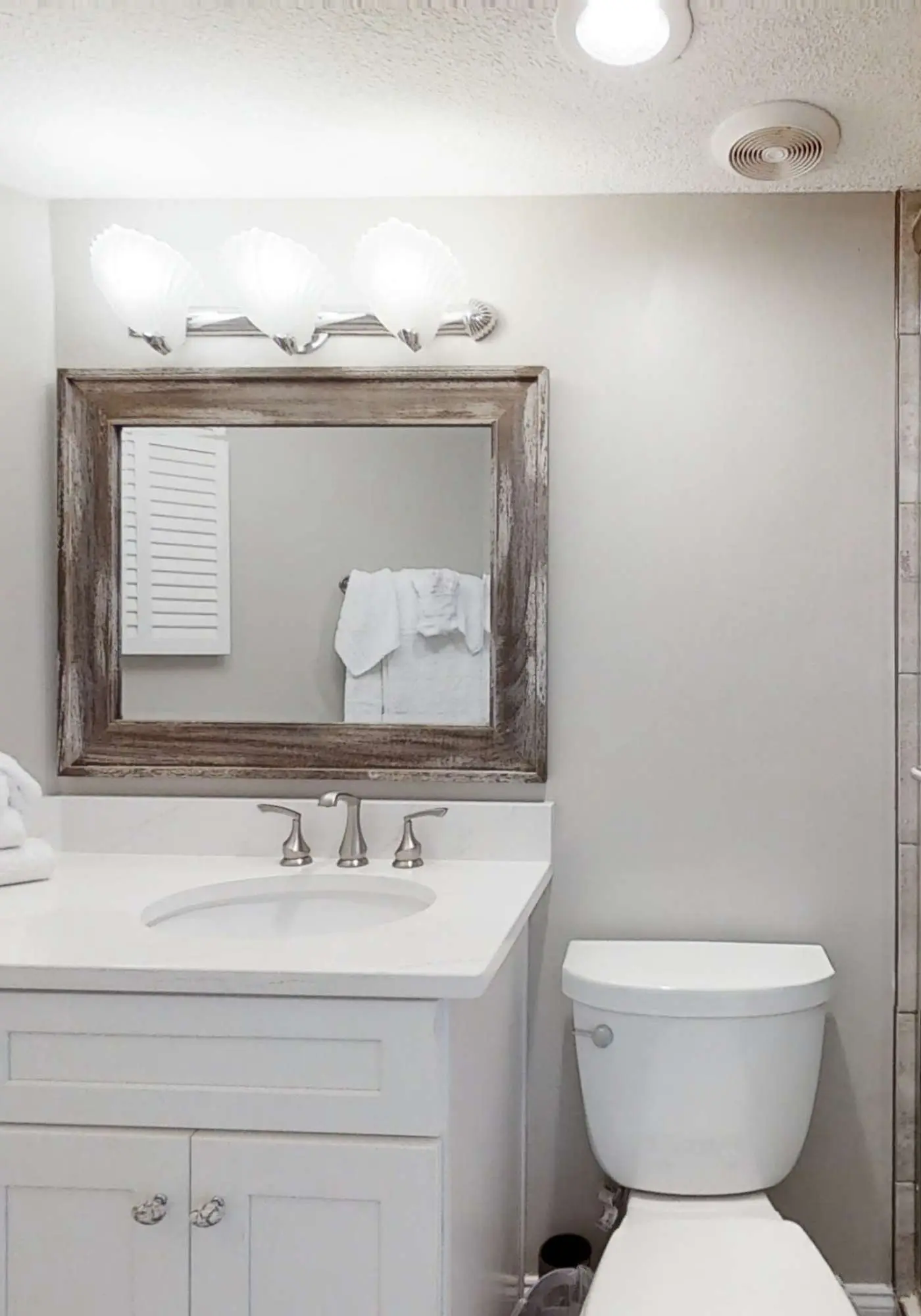 Bright corner condo steps from the beach with pools, hot tubs & tennis