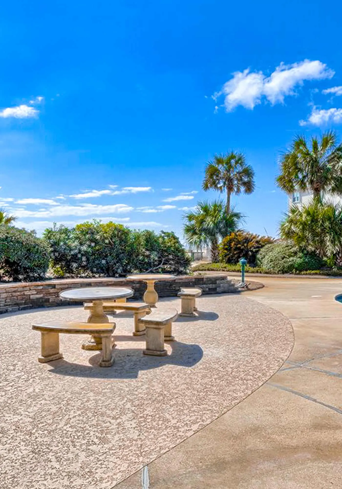 Bright corner condo steps from the beach with pools, hot tubs & tennis