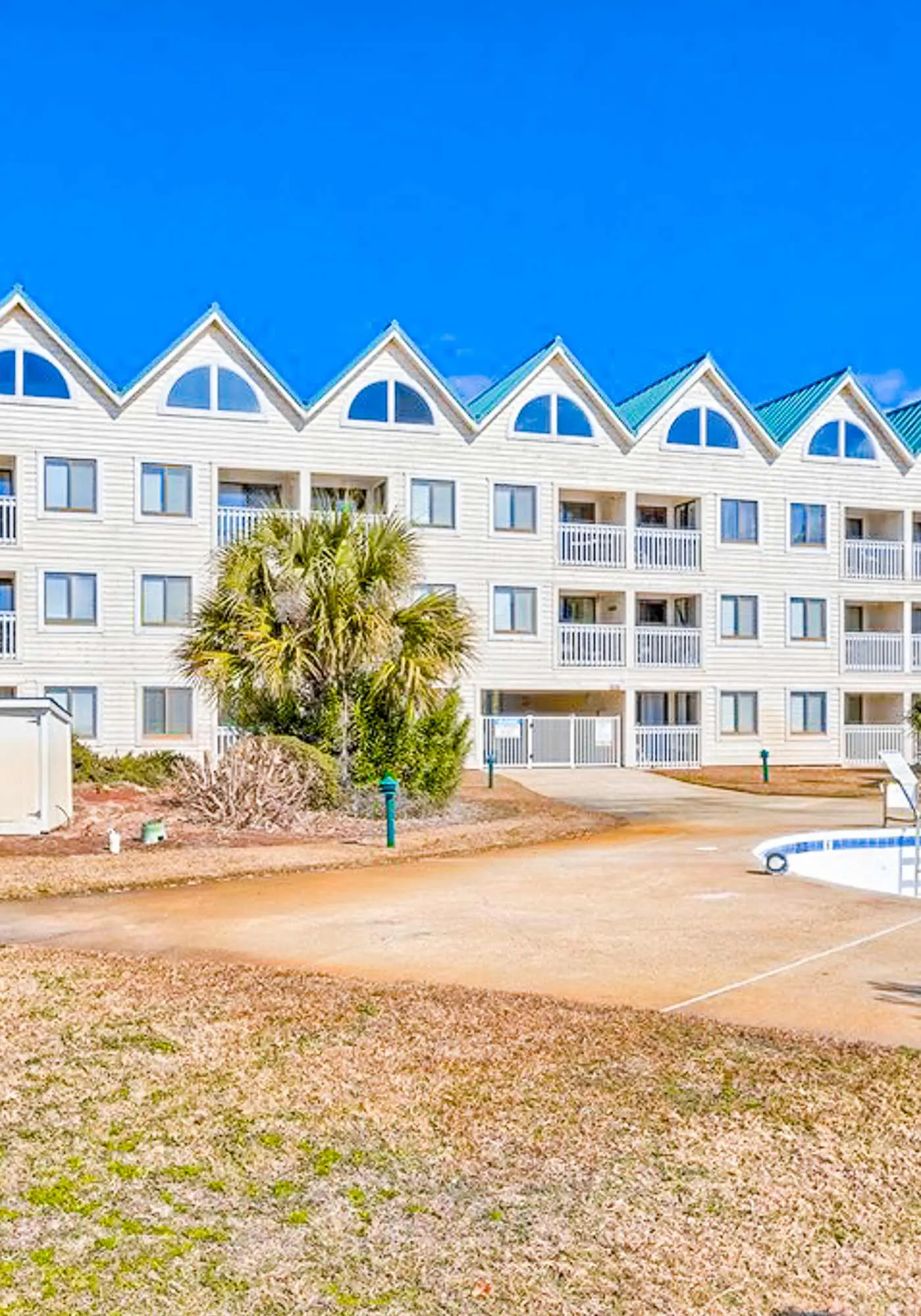 Bright corner condo steps from the beach with pools, hot tubs & tennis