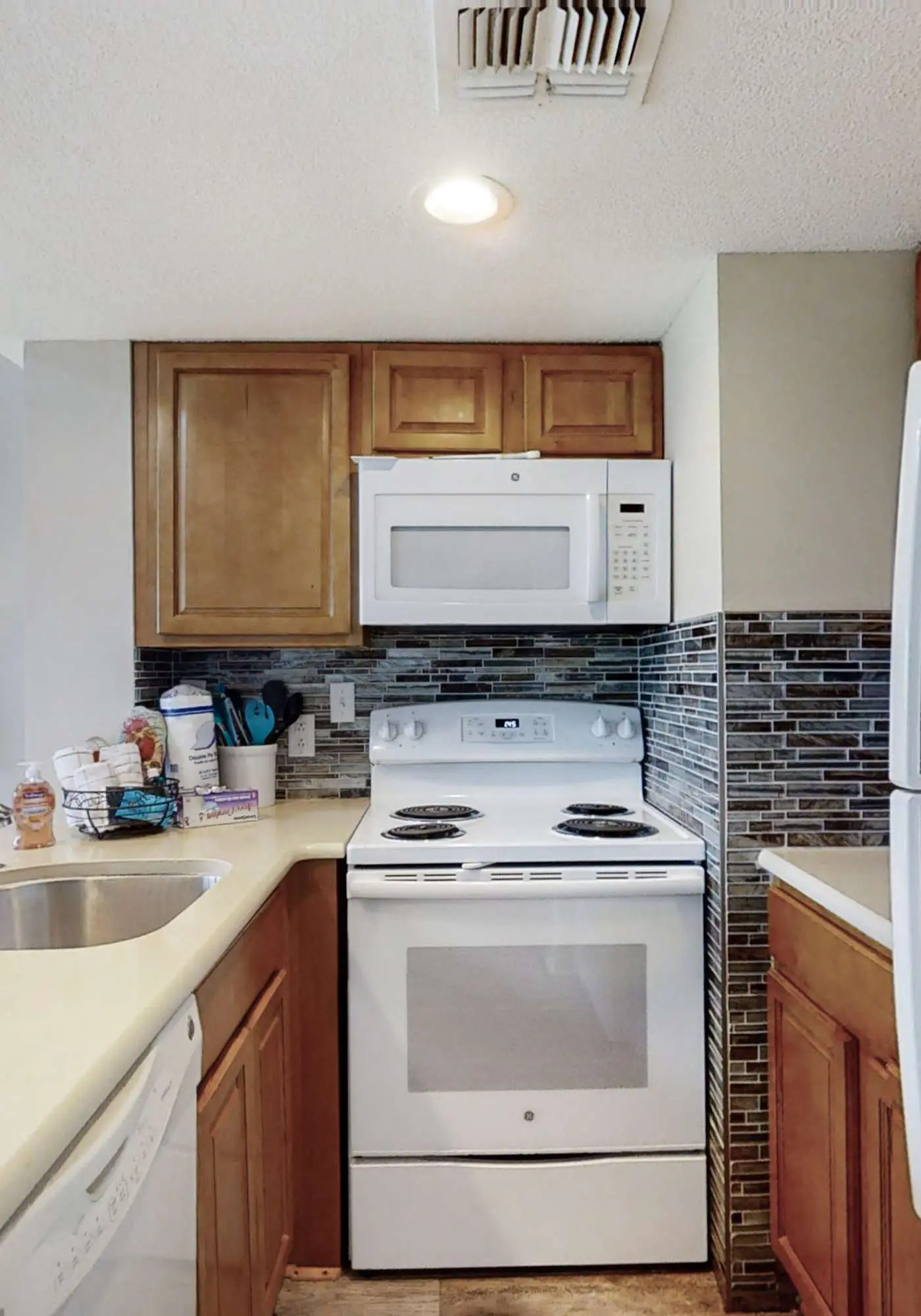 Bright corner condo steps from the beach with pools, hot tubs & tennis