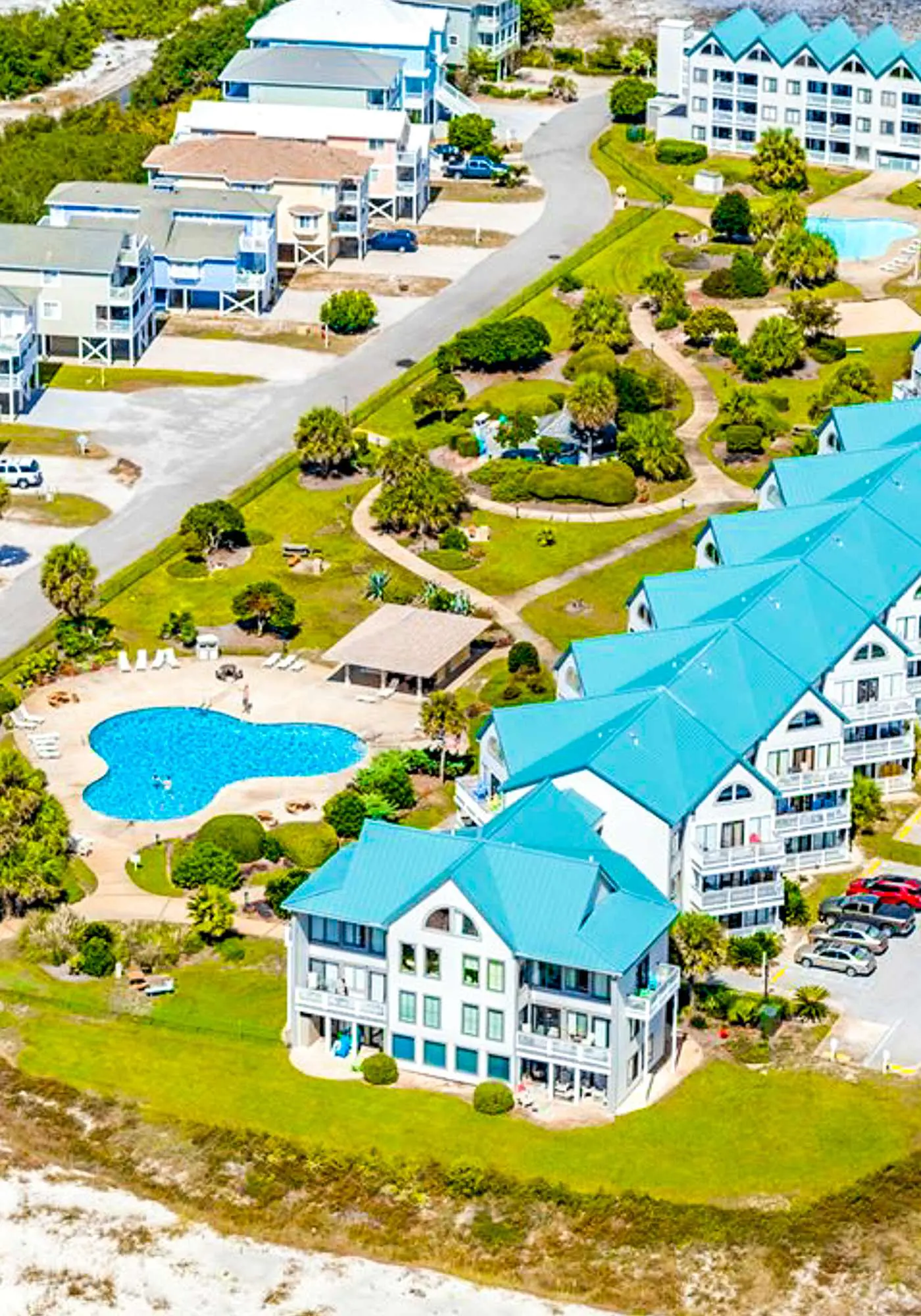 Bright corner condo steps from the beach with pools, hot tubs & tennis