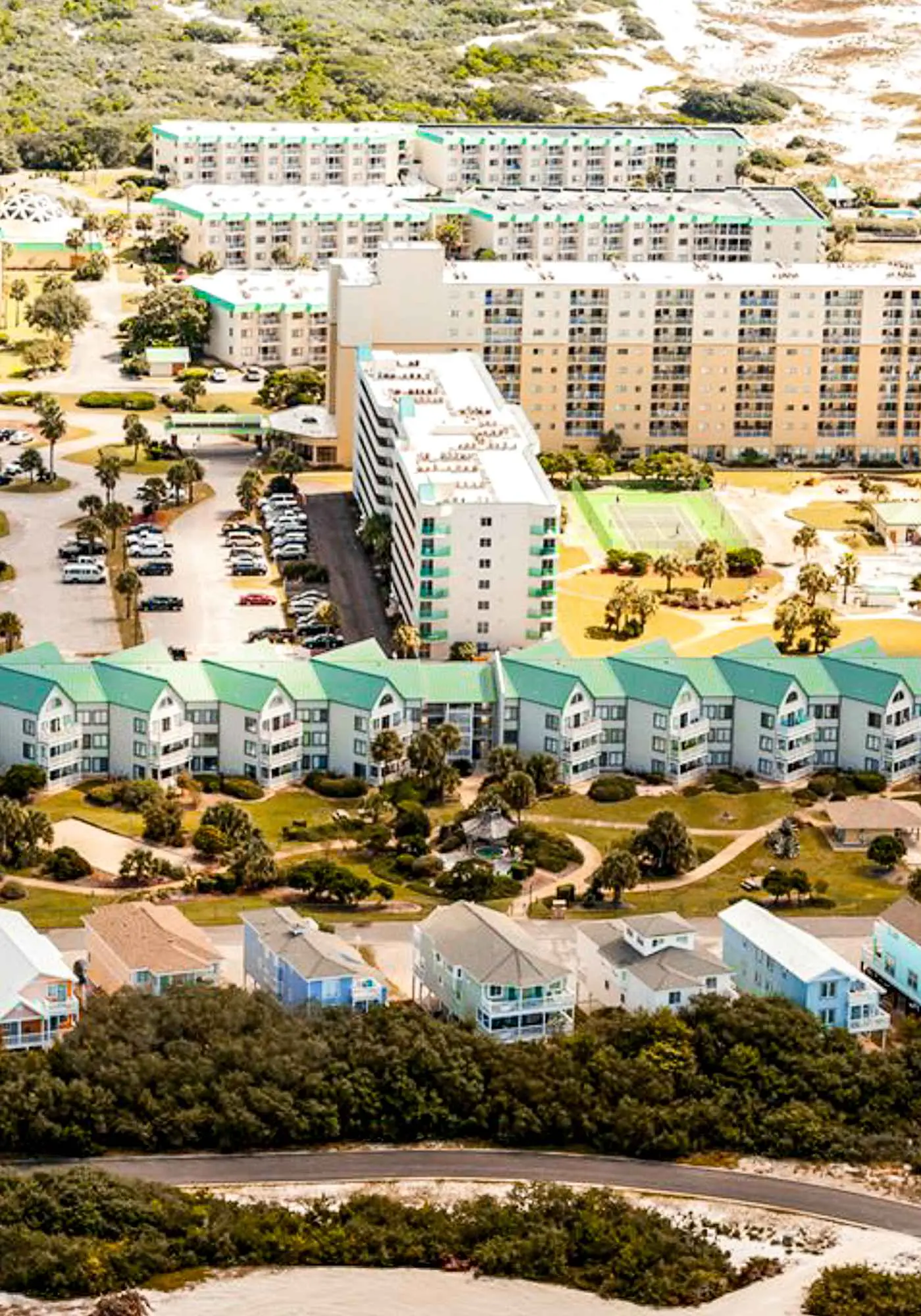 Bright corner condo steps from the beach with pools, hot tubs & tennis