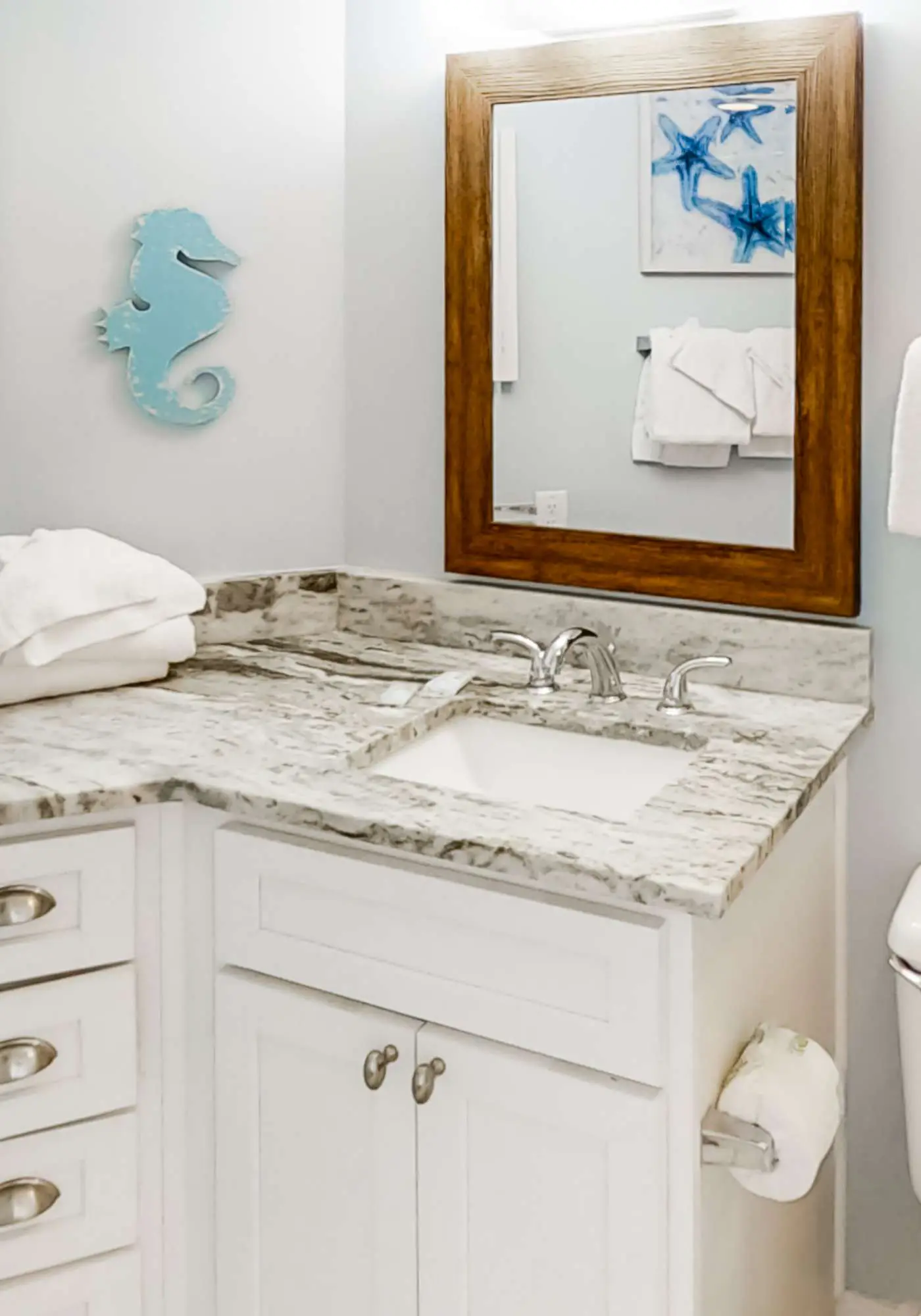 Colorful, lofty condo with balcony, beach access, pools, hot tubs & tennis
