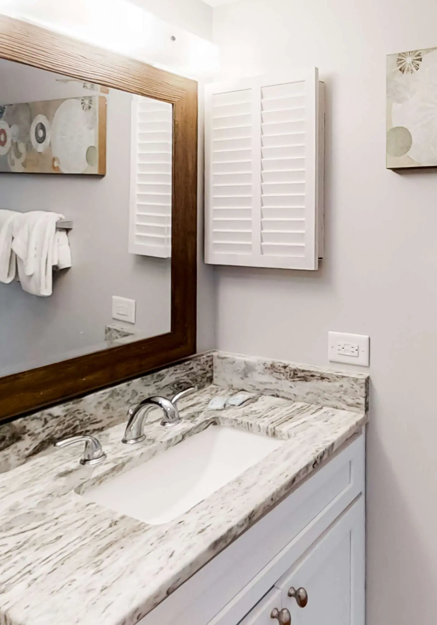 Colorful, lofty condo with balcony, beach access, pools, hot tubs & tennis