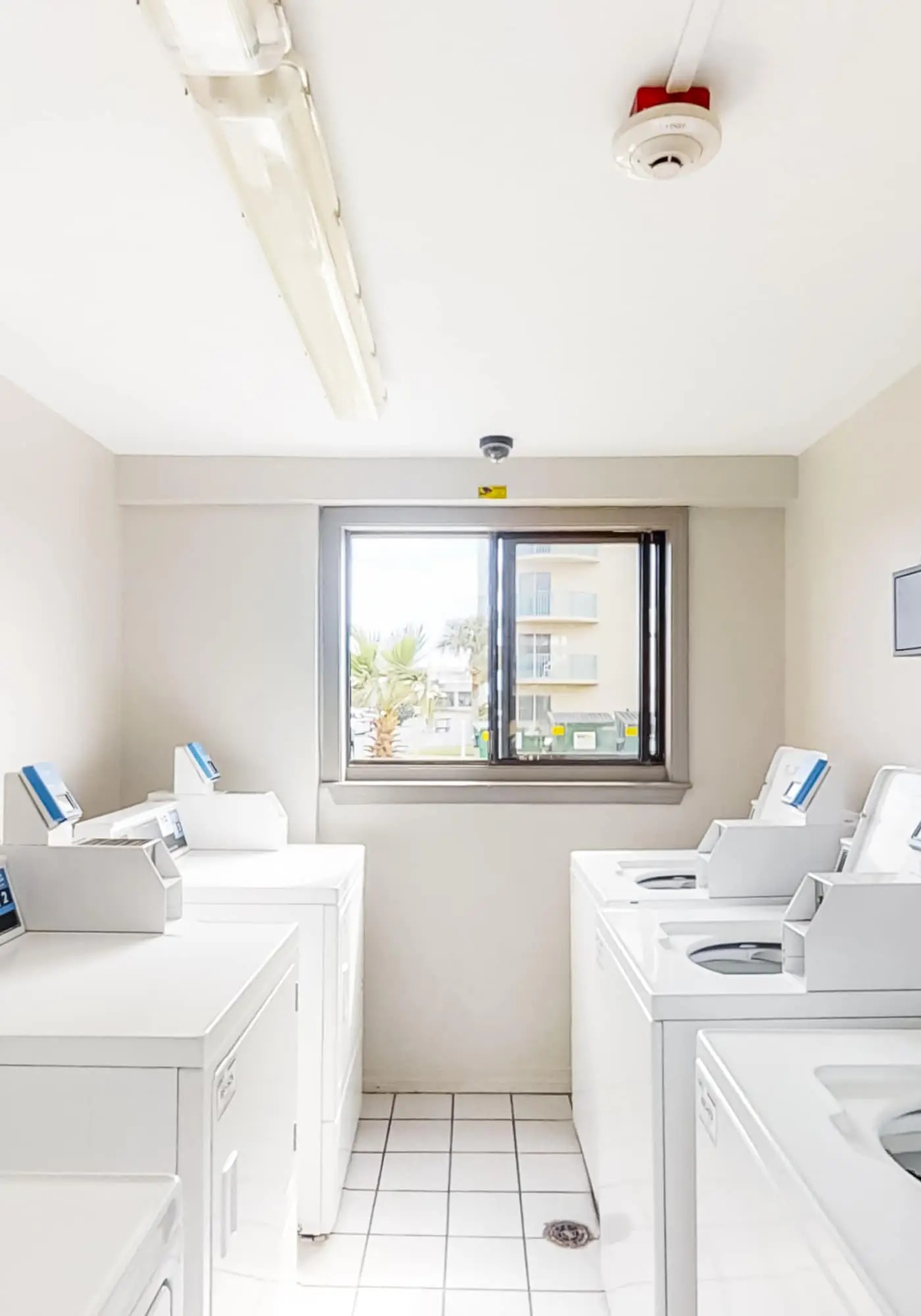 Colorful, lofty condo with balcony, beach access, pools, hot tubs & tennis