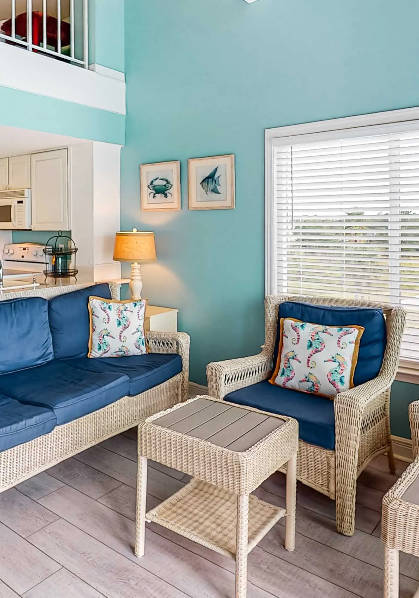 Third-floor condo with balcony, close beach access, pools, hot tubs & tennis