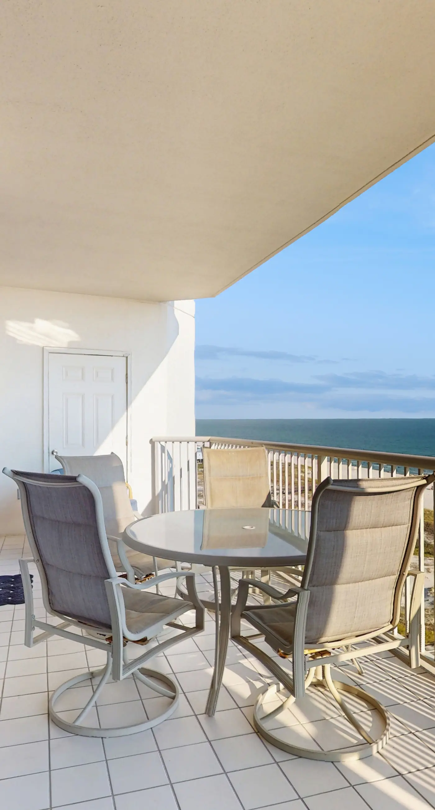 Beautiful Home Steps From the Bay with Shared Pool & Hot Tub & Free WiFi, Balcony