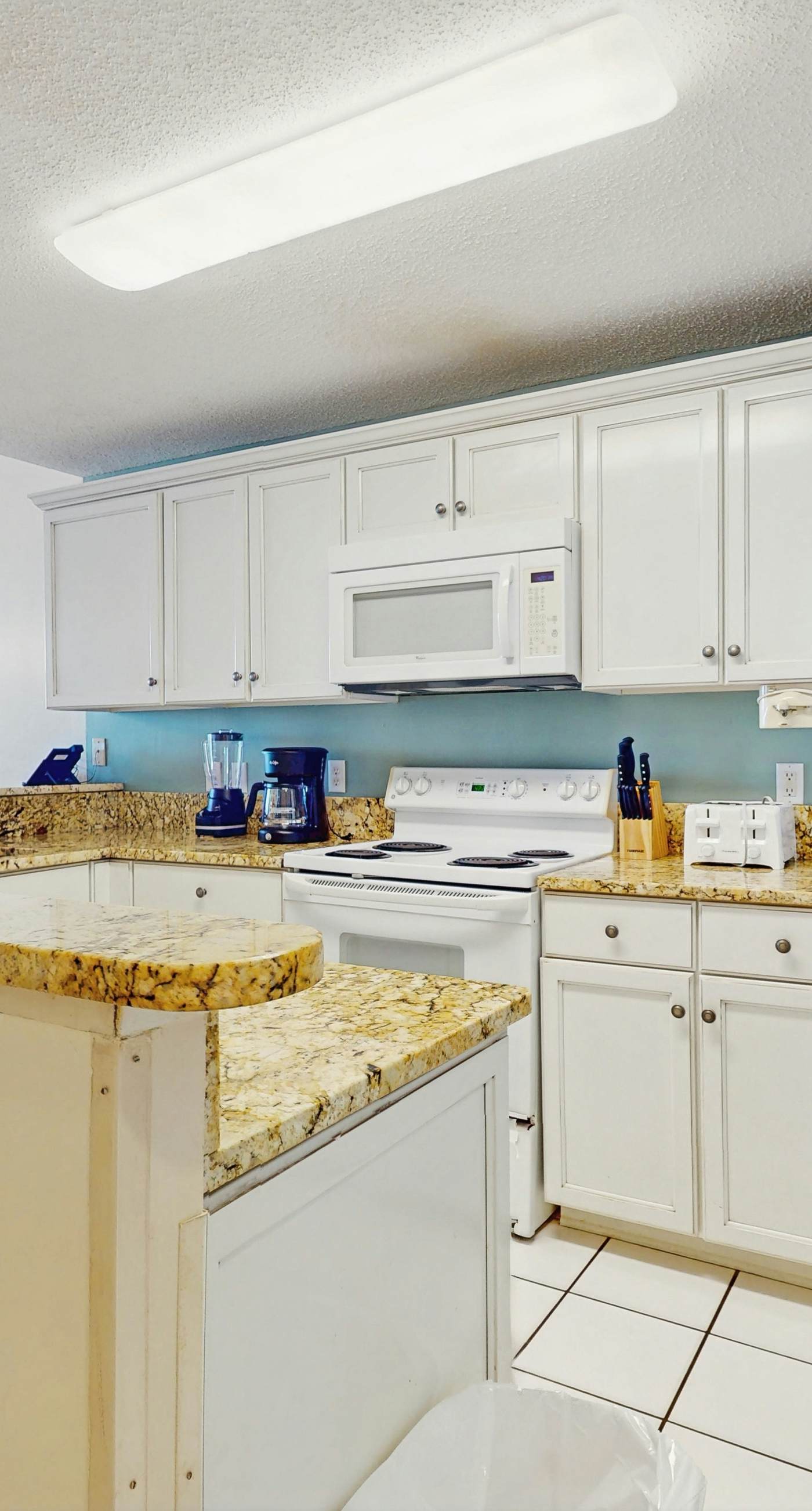 Beautiful Home Steps From the Bay with Shared Pool & Hot Tub & Free WiFi, Balcony