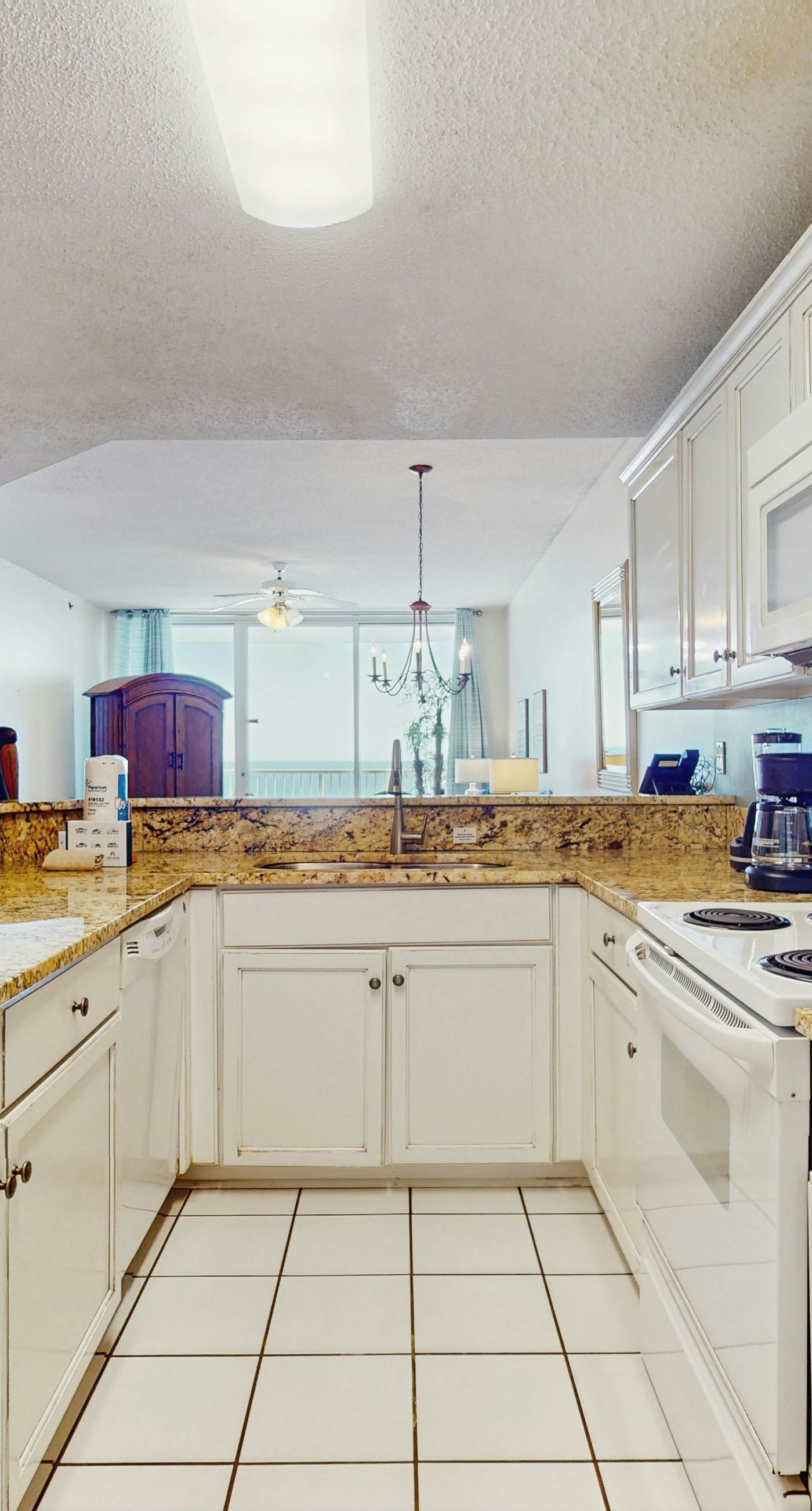 Beautiful Home Steps From the Bay with Shared Pool & Hot Tub & Free WiFi, Balcony