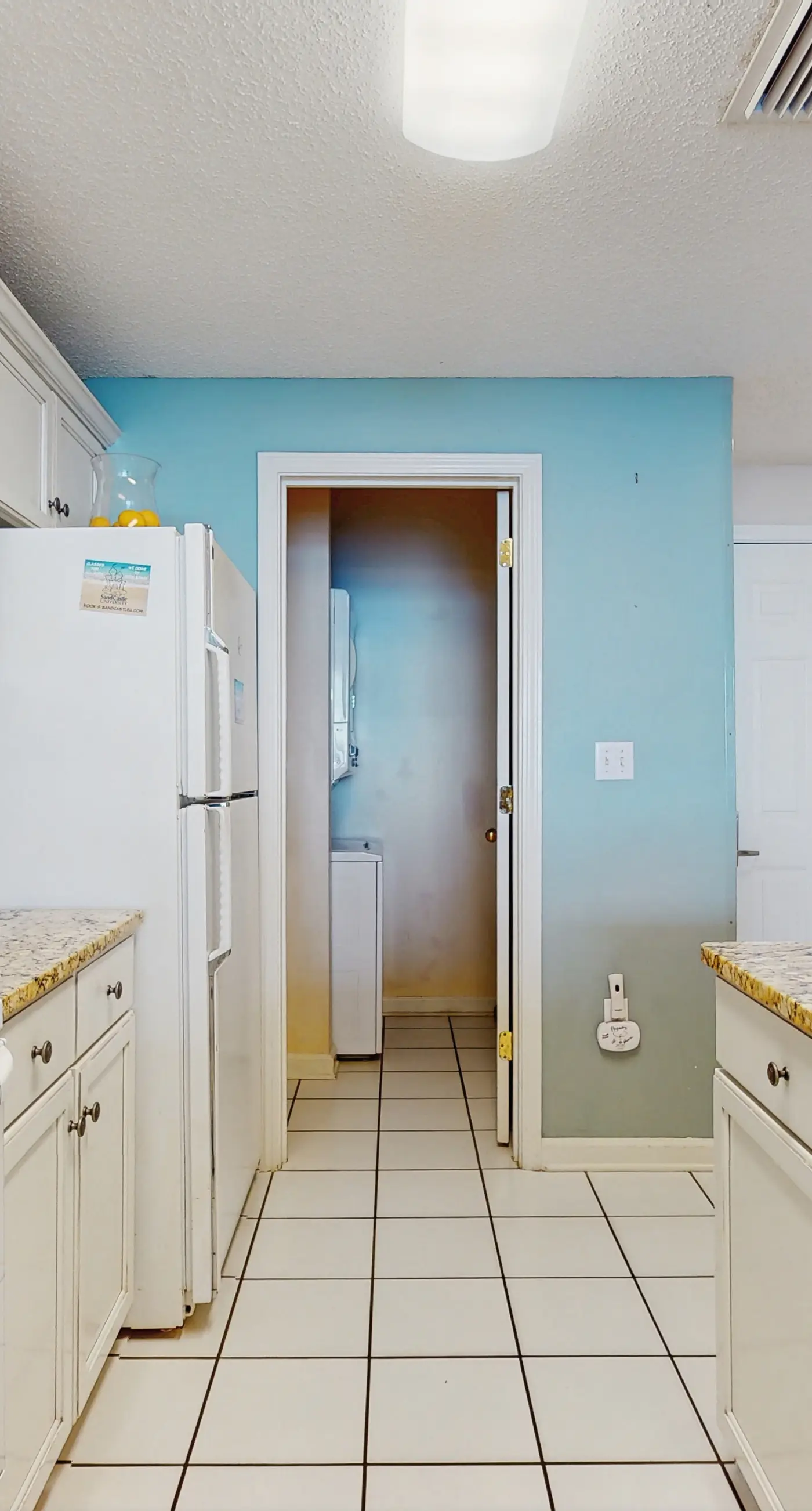 Beautiful Home Steps From the Bay with Shared Pool & Hot Tub & Free WiFi, Balcony