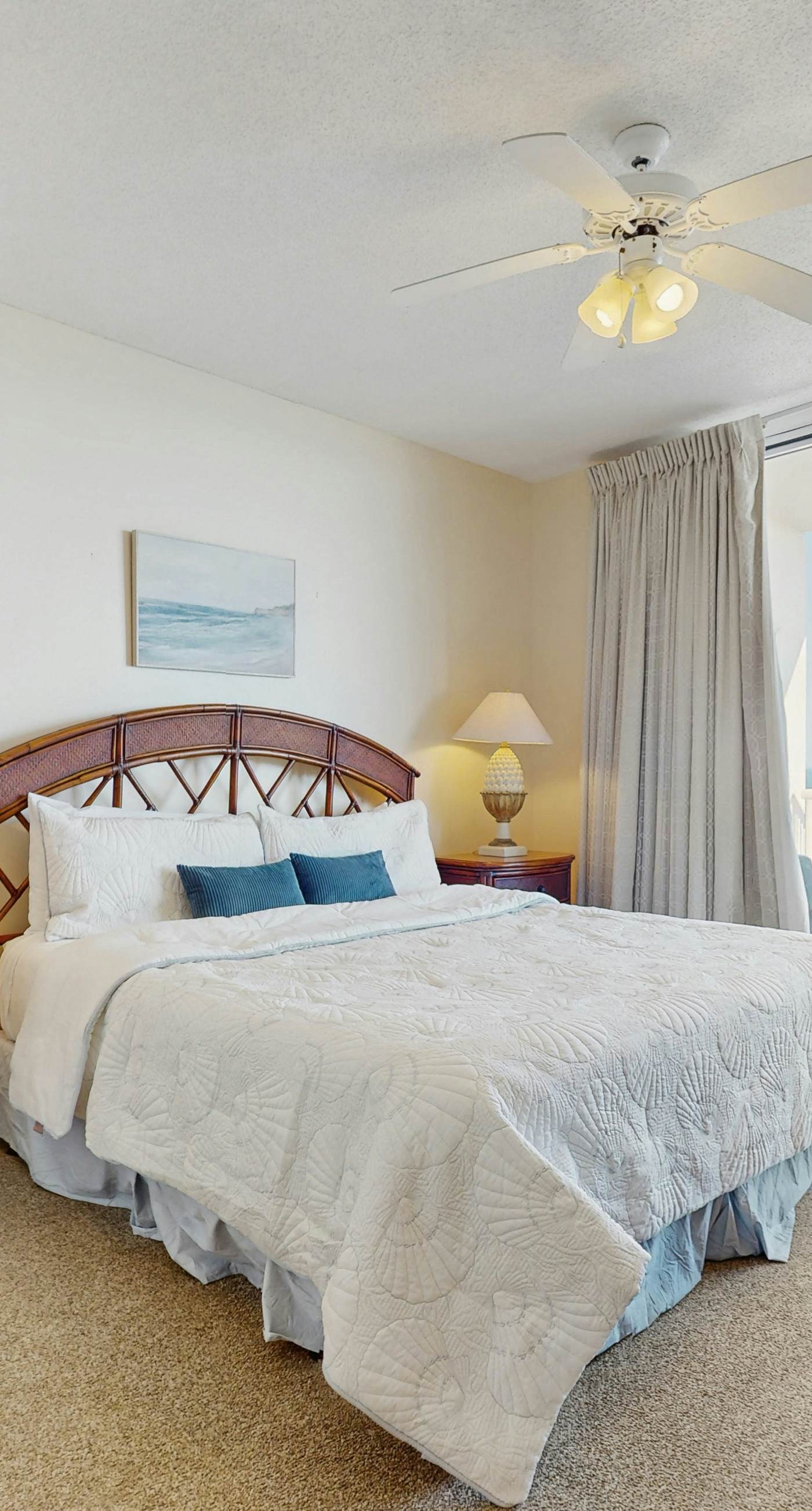 Beautiful Home Steps From the Bay with Shared Pool & Hot Tub & Free WiFi, Balcony