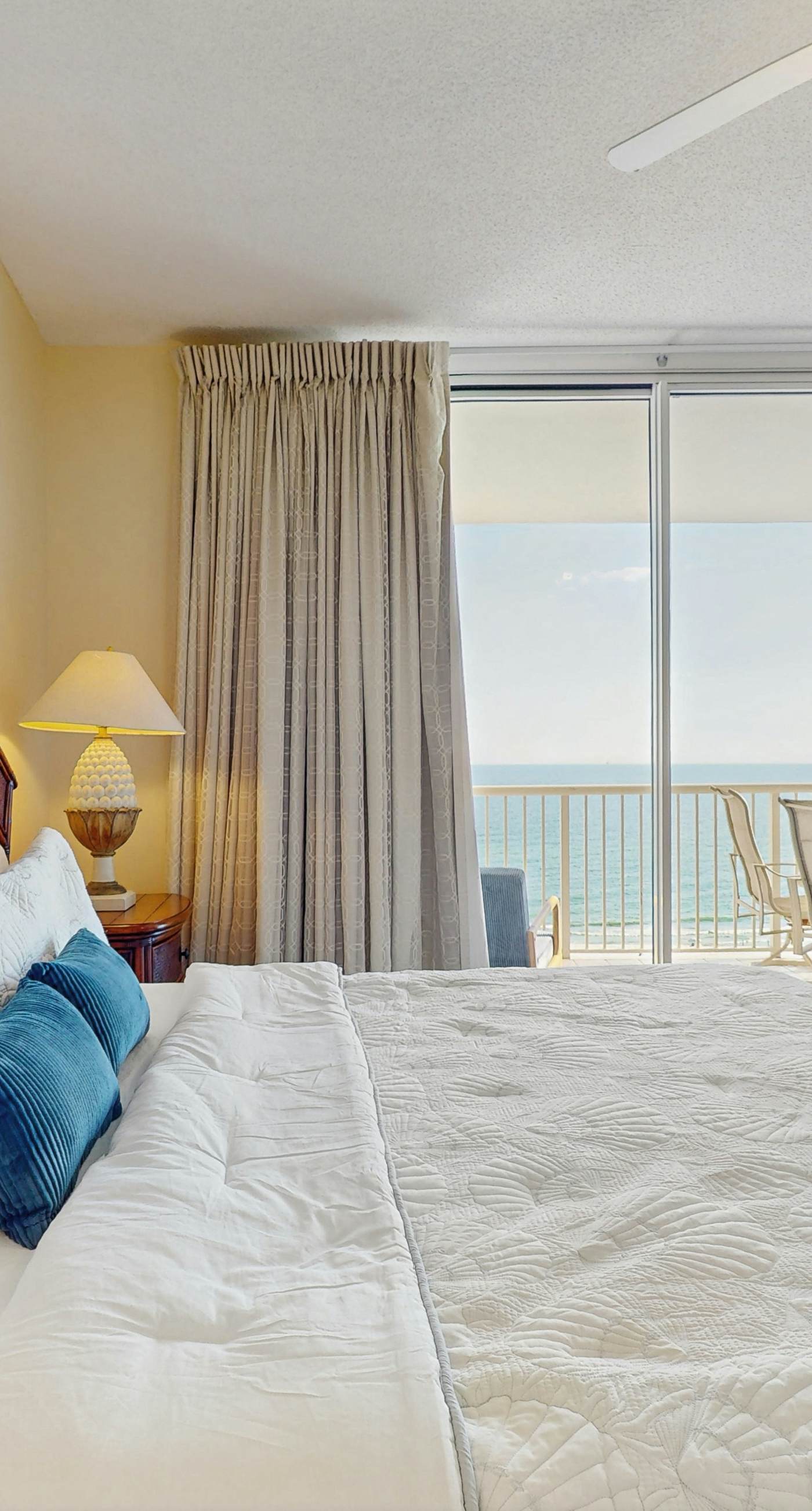 Beautiful Home Steps From the Bay with Shared Pool & Hot Tub & Free WiFi, Balcony