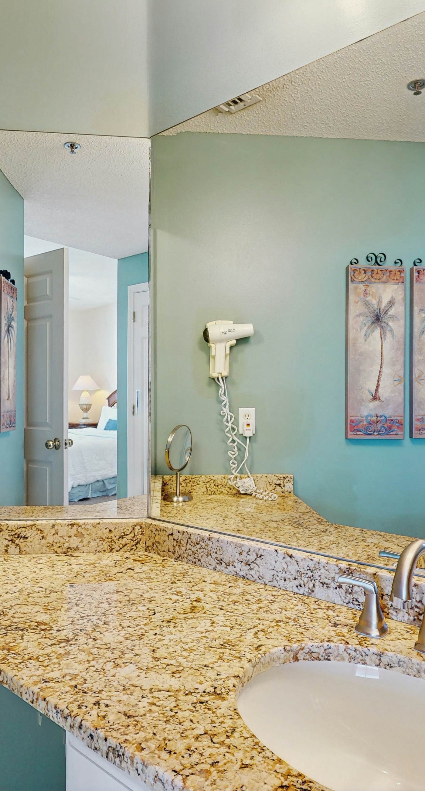 Beautiful Home Steps From the Bay with Shared Pool & Hot Tub & Free WiFi, Balcony