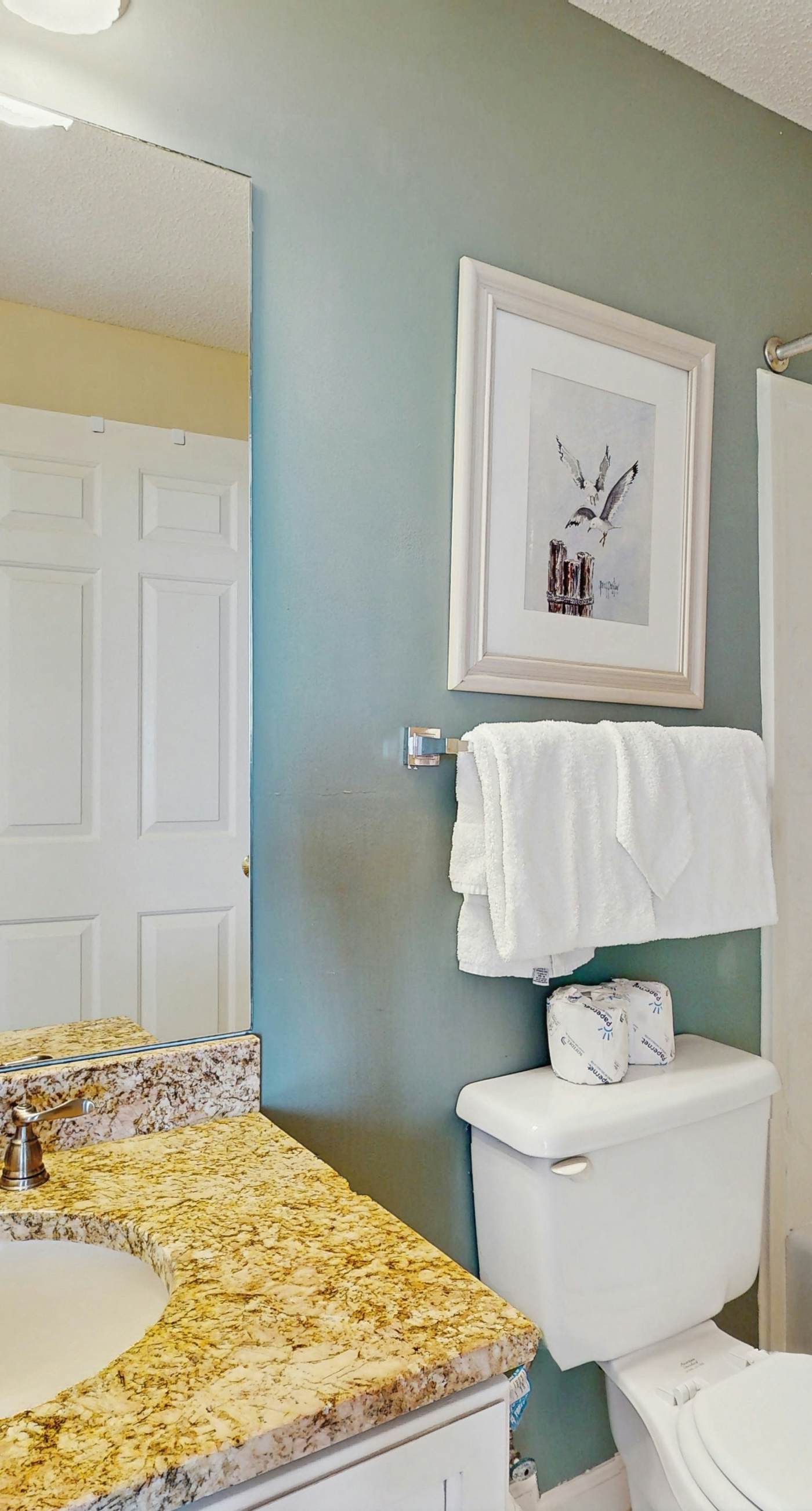 Beautiful Home Steps From the Bay with Shared Pool & Hot Tub & Free WiFi, Balcony